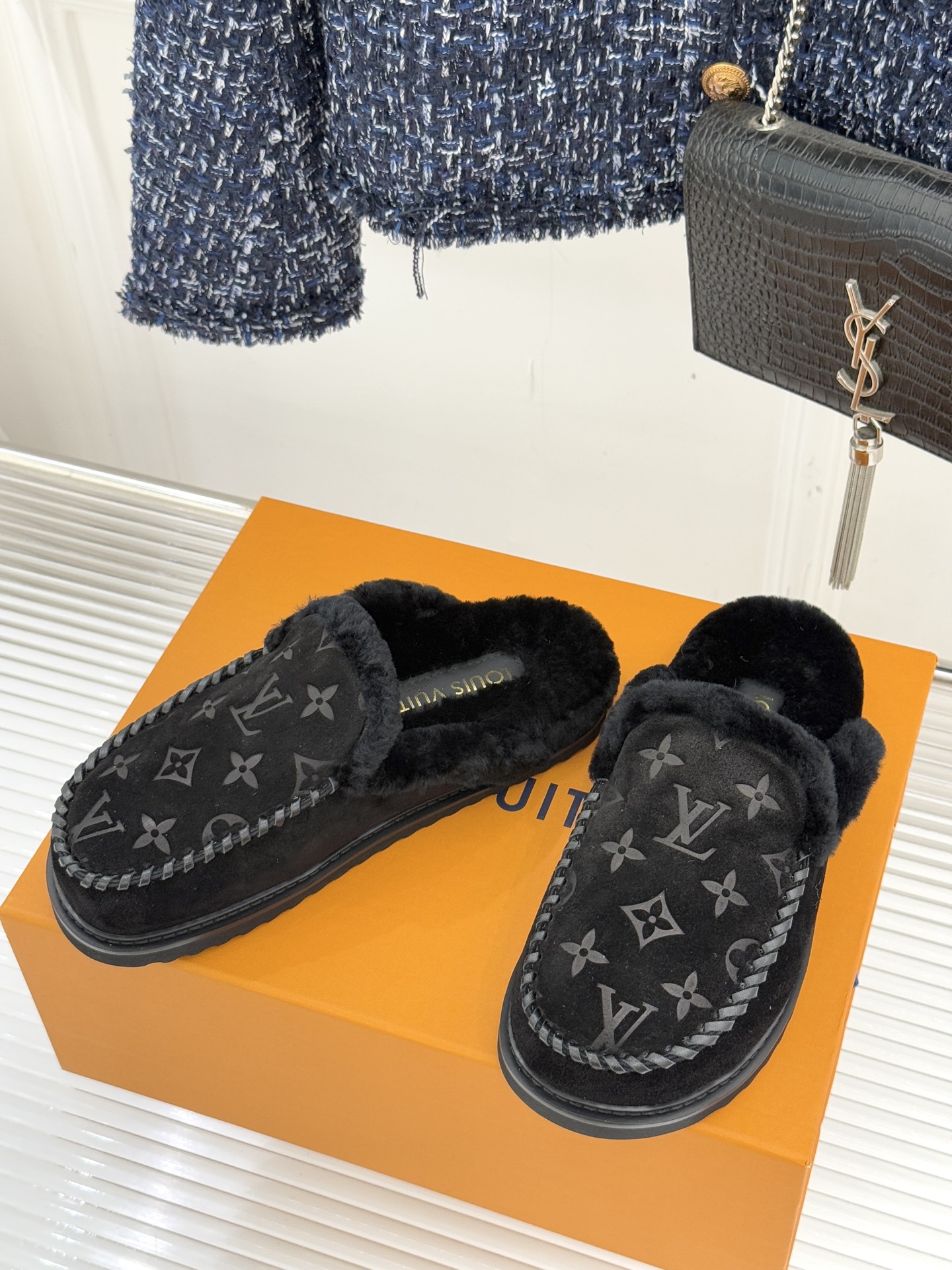 驴家25WF新品压花厚底毛拖答应我一定要每人来一双好嘛日常OOTD就没有它搭配不了的鞋头压花logo点缀