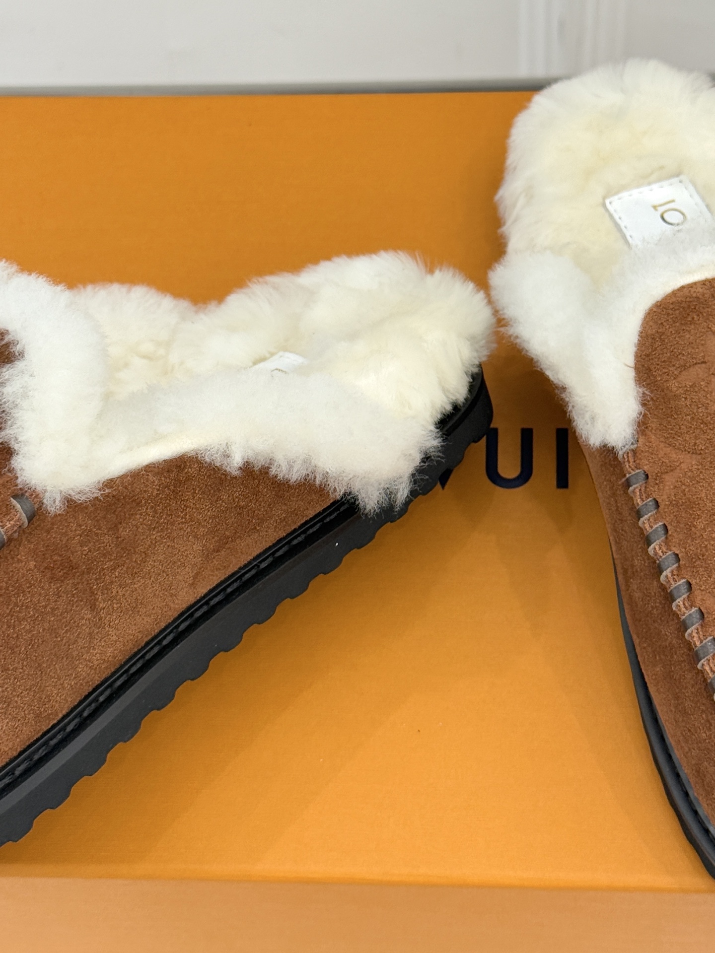 驴家25WF新品压花厚底毛拖答应我一定要每人来一双好嘛日常OOTD就没有它搭配不了的鞋头压花logo点缀