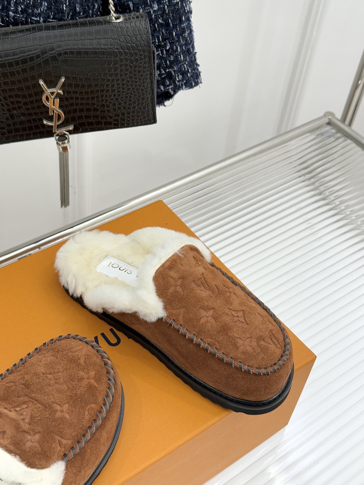 驴家25WF新品压花厚底毛拖答应我一定要每人来一双好嘛日常OOTD就没有它搭配不了的鞋头压花logo点缀