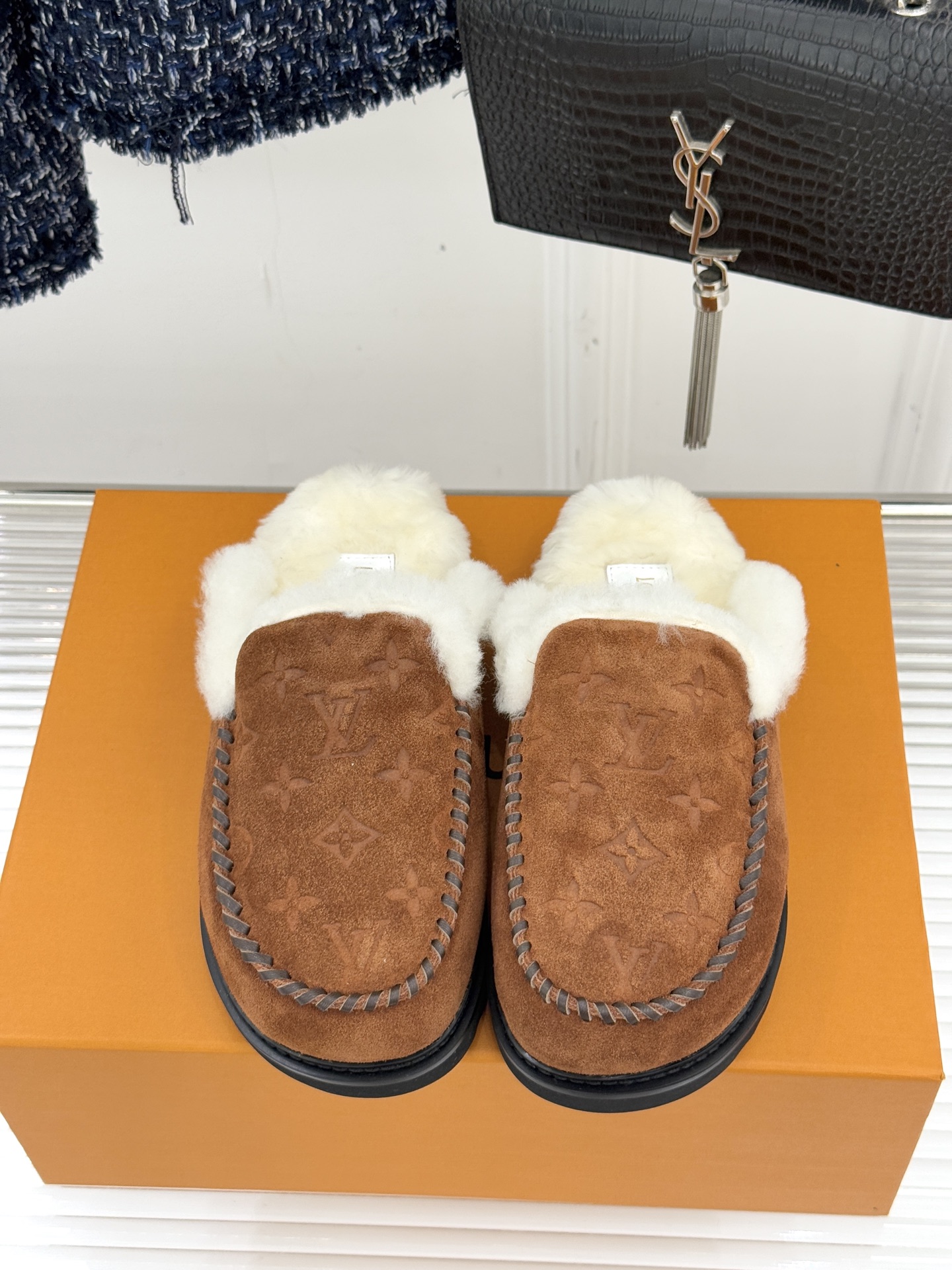 驴家25WF新品压花厚底毛拖答应我一定要每人来一双好嘛日常OOTD就没有它搭配不了的鞋头压花logo点缀