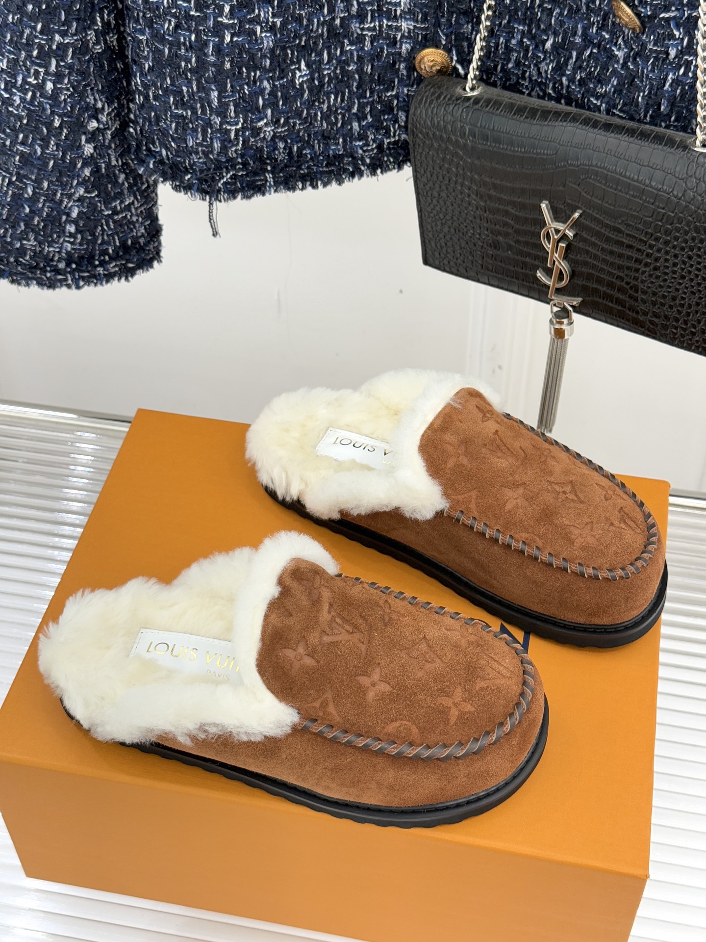 驴家25WF新品压花厚底毛拖答应我一定要每人来一双好嘛日常OOTD就没有它搭配不了的鞋头压花logo点缀