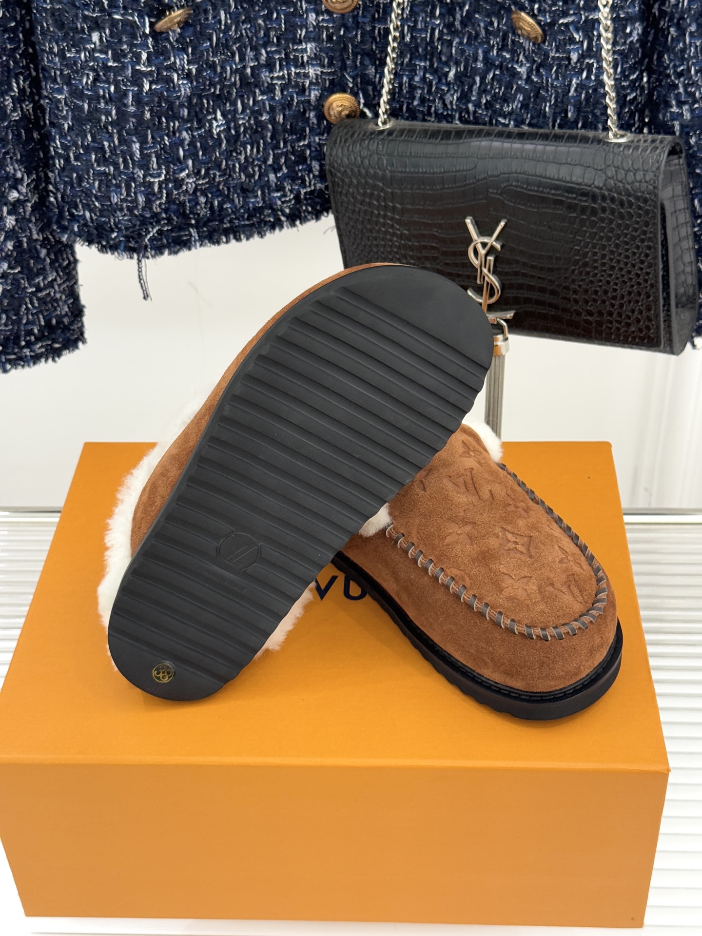 驴家25WF新品压花厚底毛拖答应我一定要每人来一双好嘛日常OOTD就没有它搭配不了的鞋头压花logo点缀