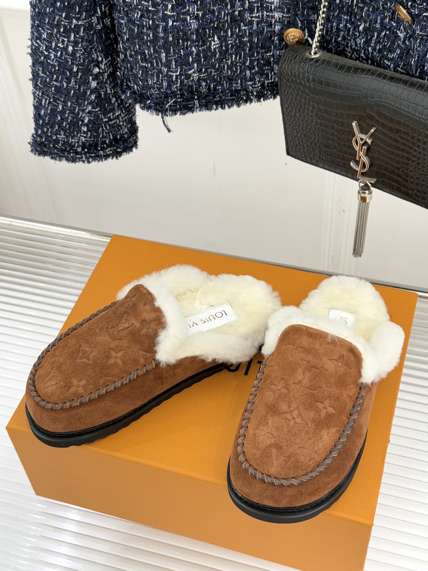 驴家25WF新品压花厚底毛拖答应我一定要每人来一双好嘛日常OOTD就没有它搭配不了的鞋头压花logo点缀