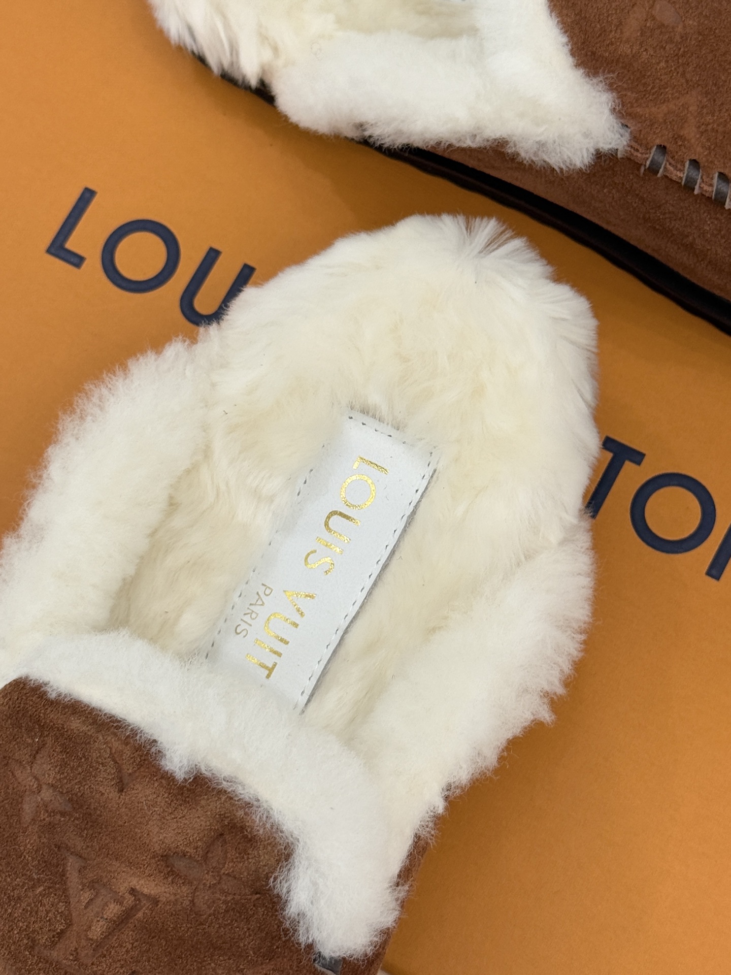 驴家25WF新品压花厚底毛拖答应我一定要每人来一双好嘛日常OOTD就没有它搭配不了的鞋头压花logo点缀