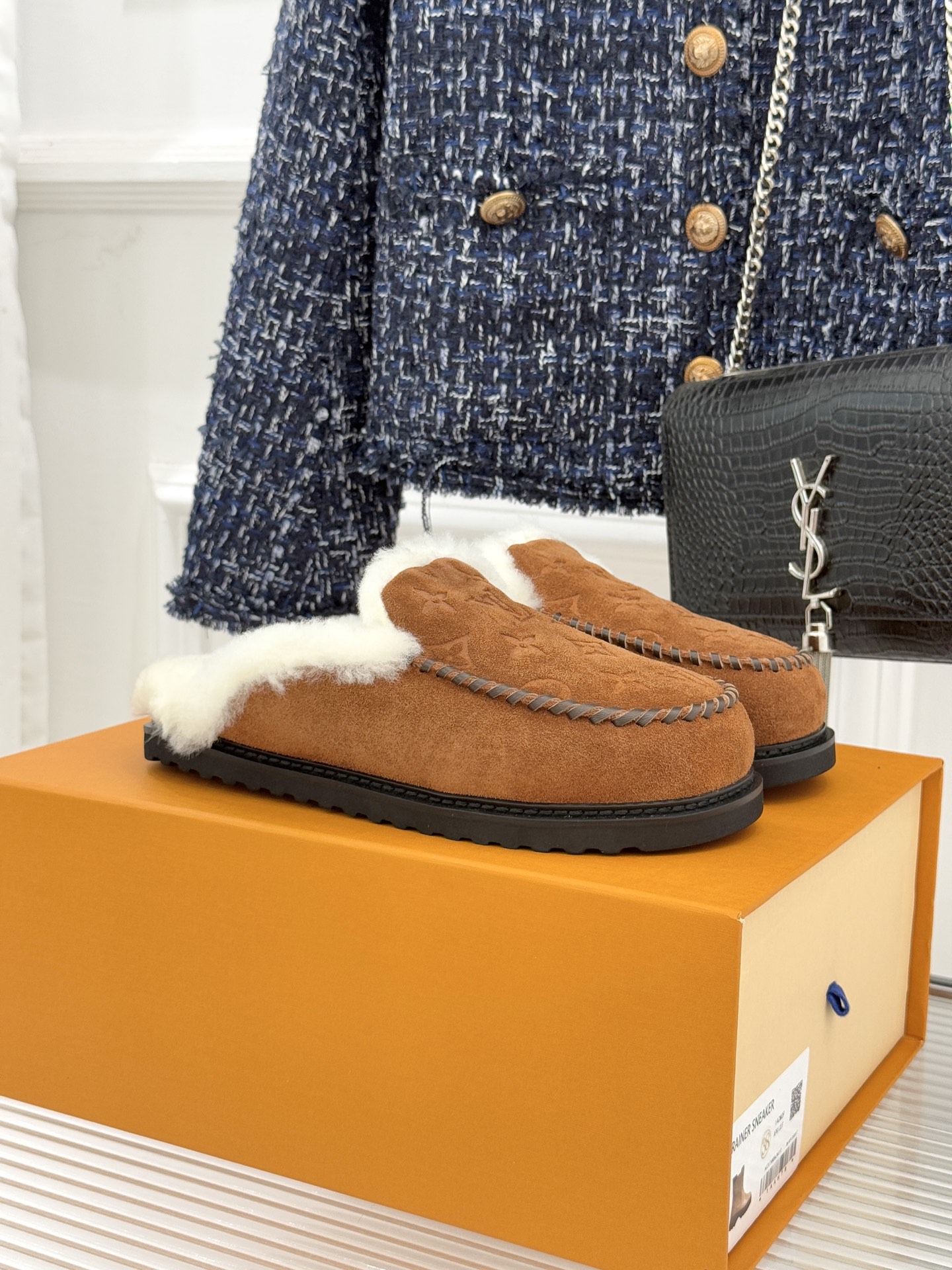 NO:594644,Lujia 25WF new embossed thick-soled fur flip flops. Promise me that everyone will get a pair. There is nothing that can’t be matched with daily OOTD. The embossed logo on the toe box is full of sophistication. The shoe style is really worthy of my recommendation for ten thousand years. It is very flattering to the foot shape. It looks cute but it hides the ugly but it is powerful~~ I know many people will think that wearing it in winter will be cold, but in fact, paired with a pair of thick socks, it is really warm. The upper is made of original high mercerized cowhide and adjustable T-shaped buckle.  The fit to the instep is better. The inner lining is made of wool. The plush is soft and delicate. It is a pleasure to step on it. It is so comfortable to wear barefoot. The outsole is the same as yb. The foam outsole is used. Size35-39 (customized for 40), semi-furlough shoes, louis vuitton, louis vuitton, socks.19860909驴家25WF新品压花厚底毛拖 答应我一定要每人来一双好嘛 日常OOTD就没有它搭配不了的 鞋头压花logo点缀尽显精致感 鞋型真的值得我推一万年 非常修饰脚型 看着呆萌但是遮丑起来却是实力派哦～～ 我知道很有多亲还会觉得冬天穿会冷 但其实配双厚袜子真的还蛮保暖的 鞋面采用原版高丝光牛绒 可调节T字扣带 对脚背的贴合度要更高些 内里选用羊毛一体内里垫脚 绒毛柔软细腻 一脚踩下去是种享受 尤其是光脚穿太舒服了 大底和yb一致采用发泡大底 Size35-39（40定制）,半拖毛毛鞋,louis vuitton,louis vuitton,socks,Women's Shoes