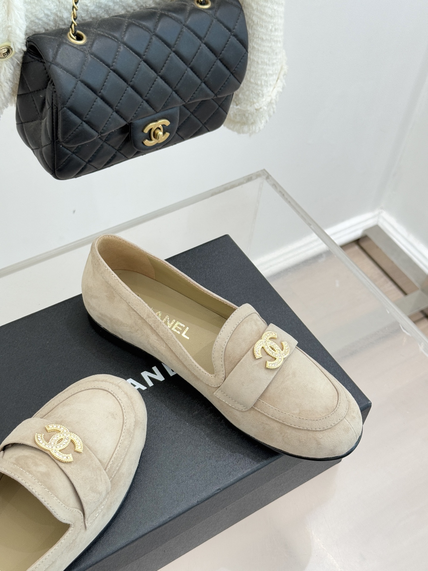 CHANE*｜小香25A新品大圆头双C乐福鞋当经典乐福鞋遇上小香的圆头革新甜酷平衡感被精准拿捏。圆润饱满