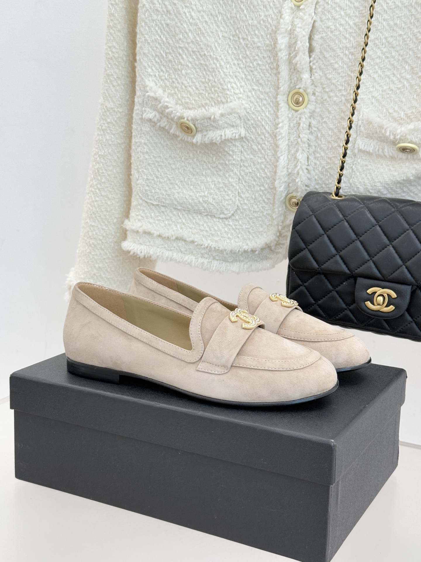 CHANE*｜小香25A新品大圆头双C乐福鞋当经典乐福鞋遇上小香的圆头革新甜酷平衡感被精准拿捏。圆润饱满