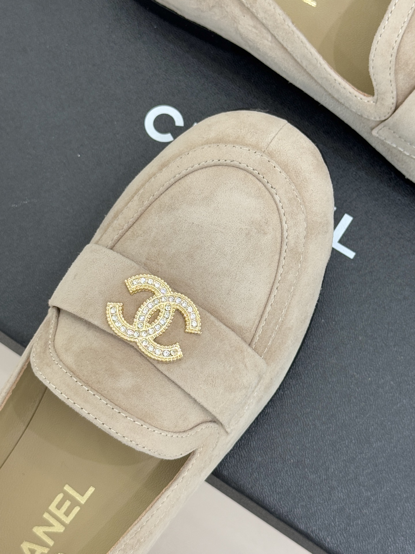 CHANE*｜小香25A新品大圆头双C乐福鞋当经典乐福鞋遇上小香的圆头革新甜酷平衡感被精准拿捏。圆润饱满