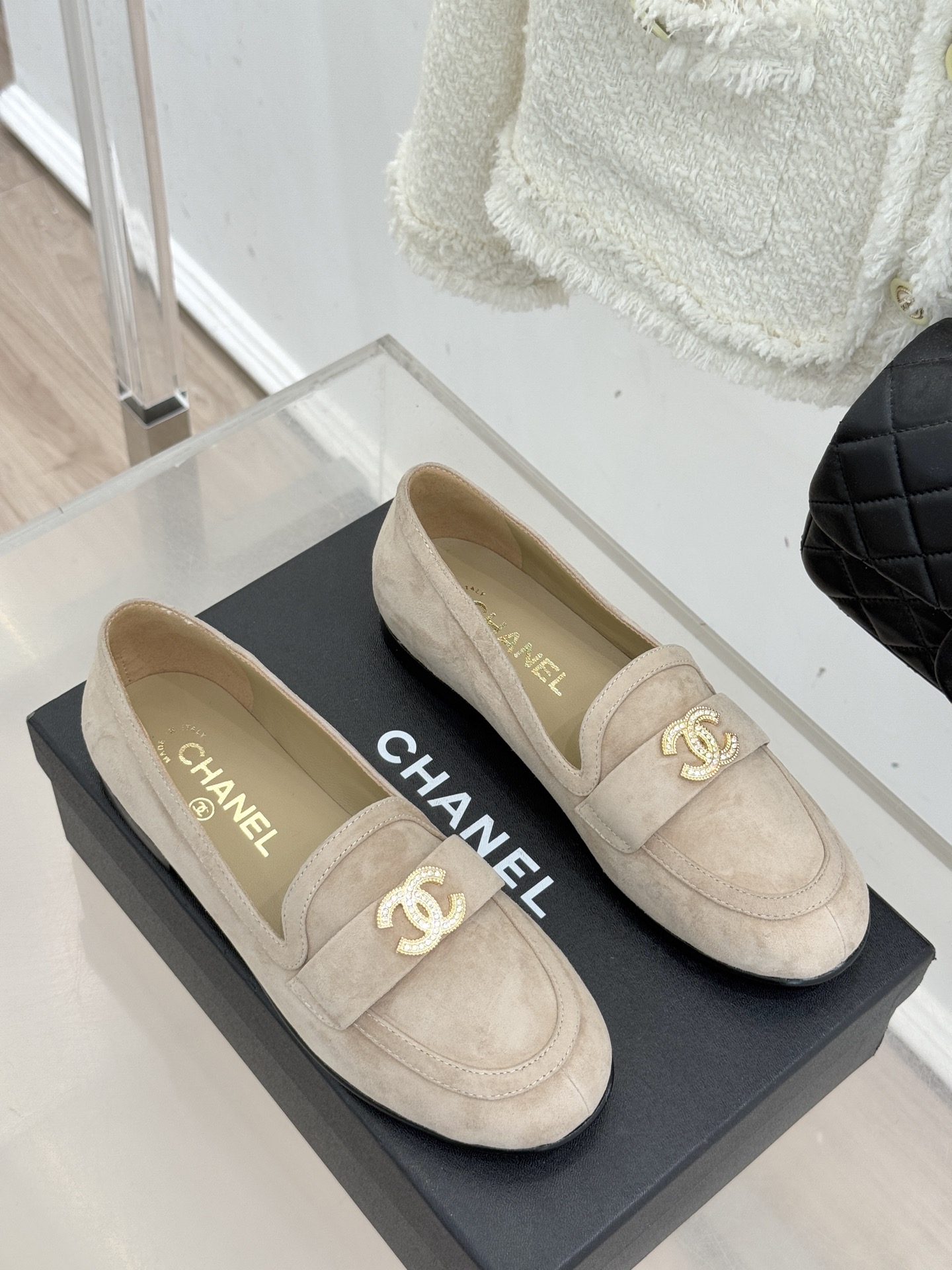 CHANE*｜小香25A新品大圆头双C乐福鞋当经典乐福鞋遇上小香的圆头革新甜酷平衡感被精准拿捏。圆润饱满