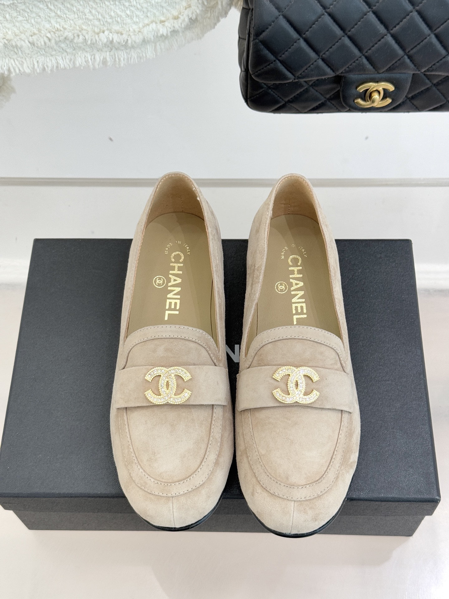 CHANE*｜小香25A新品大圆头双C乐福鞋当经典乐福鞋遇上小香的圆头革新甜酷平衡感被精准拿捏。圆润饱满