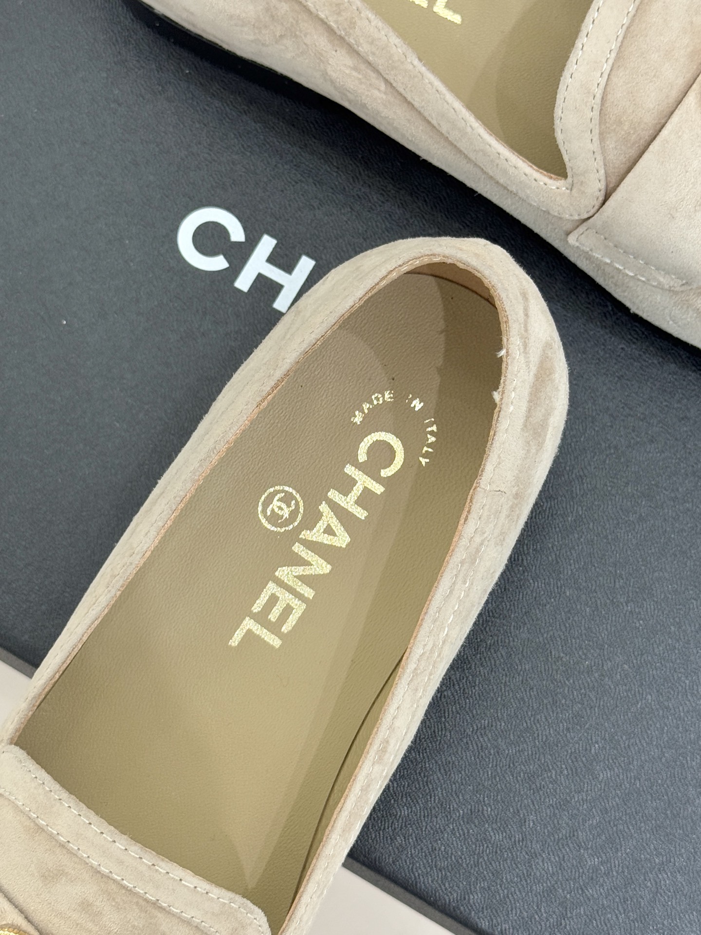 CHANE*｜小香25A新品大圆头双C乐福鞋当经典乐福鞋遇上小香的圆头革新甜酷平衡感被精准拿捏。圆润饱满