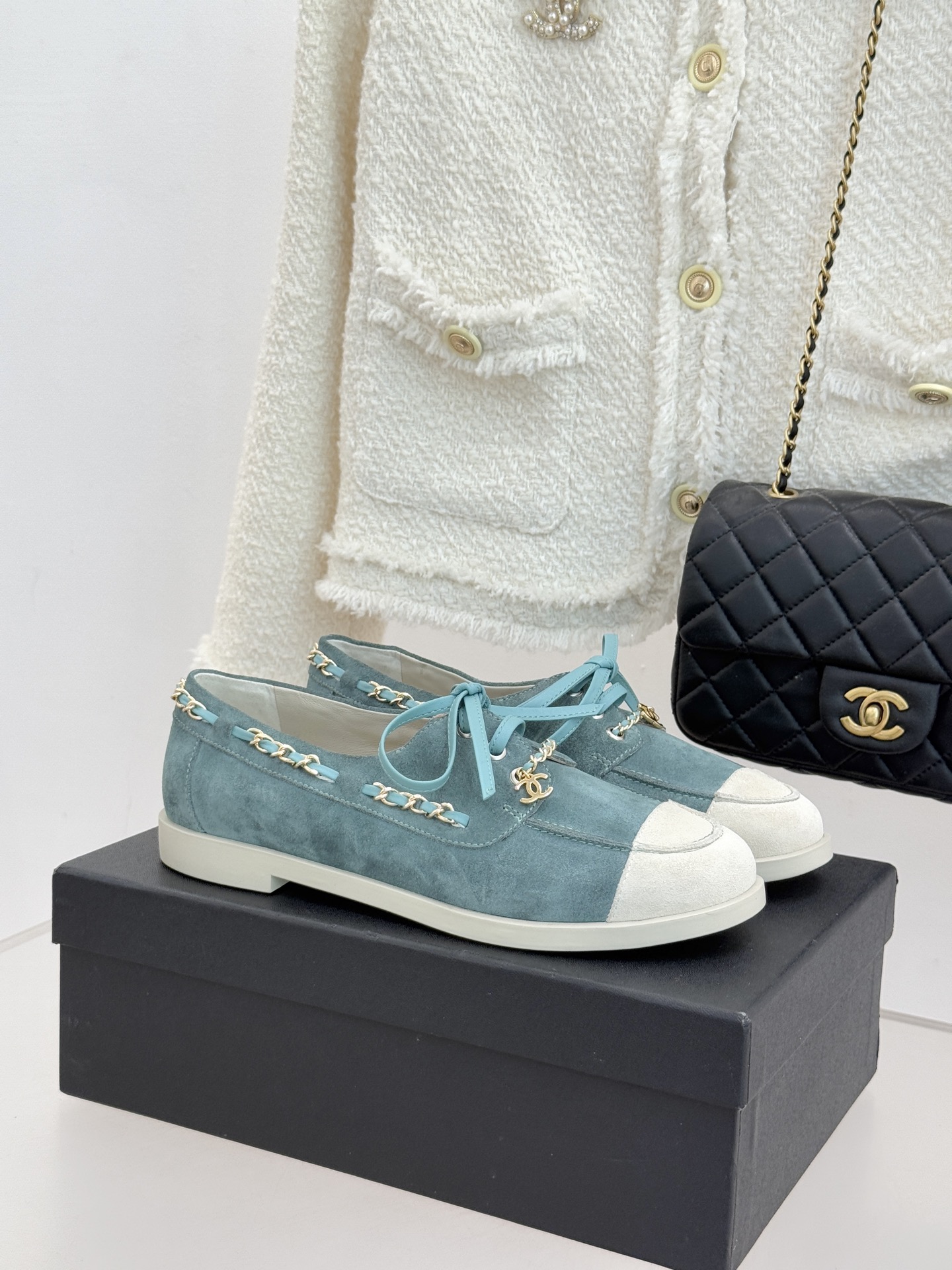 CHANE*｜小香26C拼色双C链条小皮鞋豆豆鞋乐福鞋以新任设计师的先锋巧思 鞋侧金属链条随步履轻晃与标