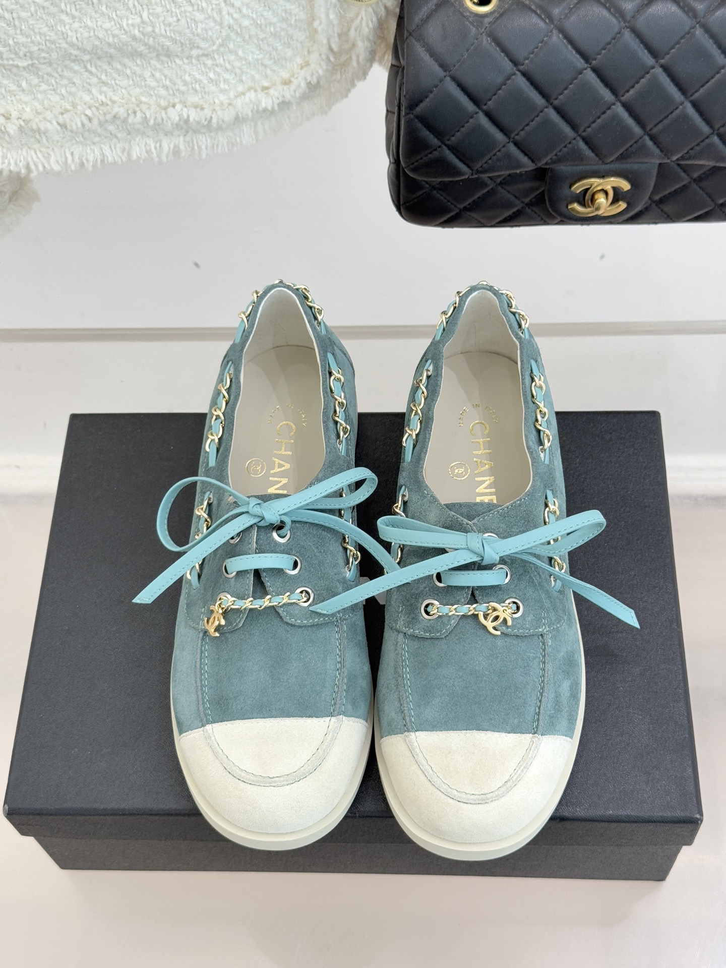 CHANE*｜小香26C拼色双C链条小皮鞋豆豆鞋乐福鞋以新任设计师的先锋巧思 鞋侧金属链条随步履轻晃与标