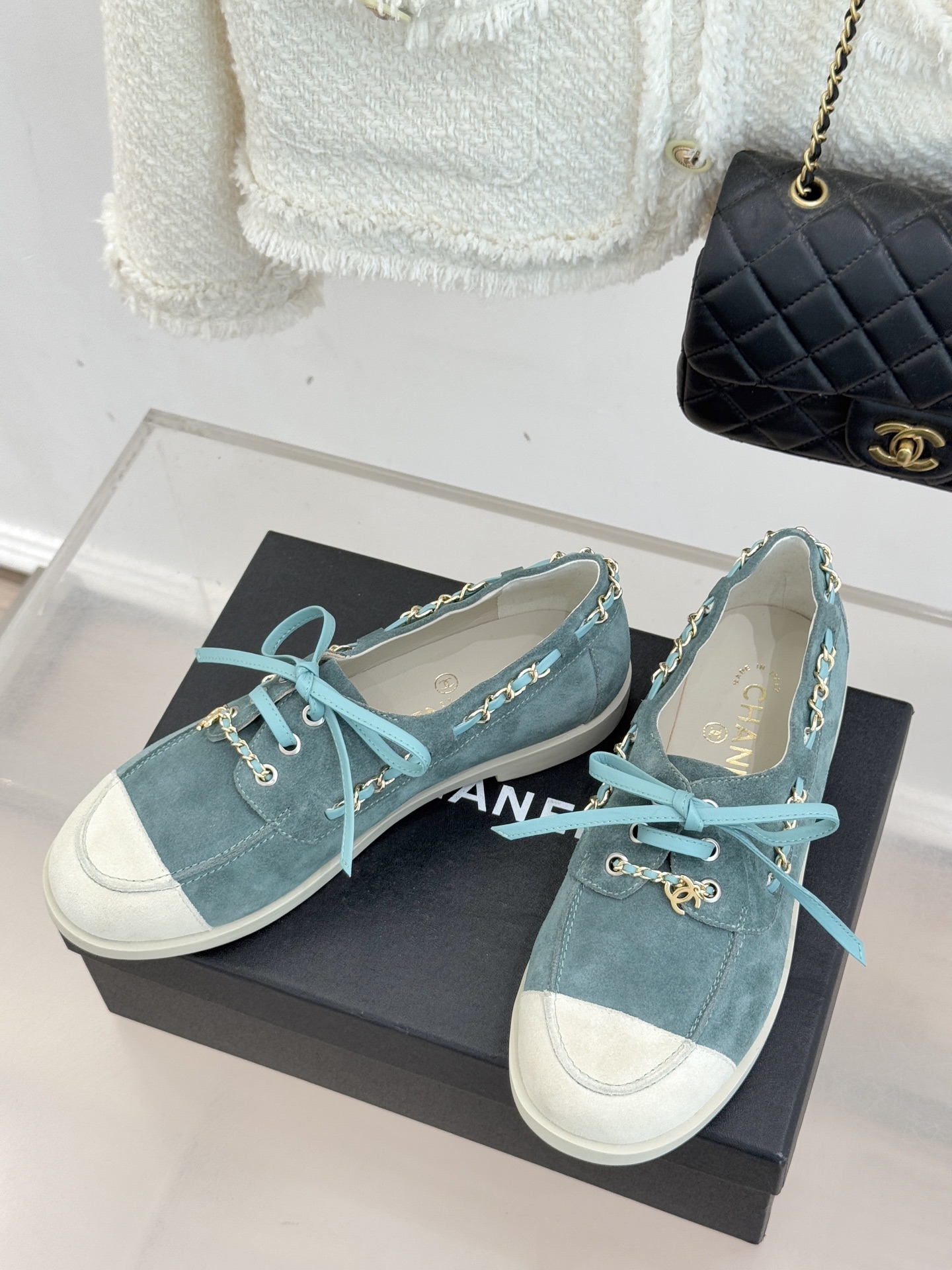 CHANE*｜小香26C拼色双C链条小皮鞋豆豆鞋乐福鞋以新任设计师的先锋巧思 鞋侧金属链条随步履轻晃与标