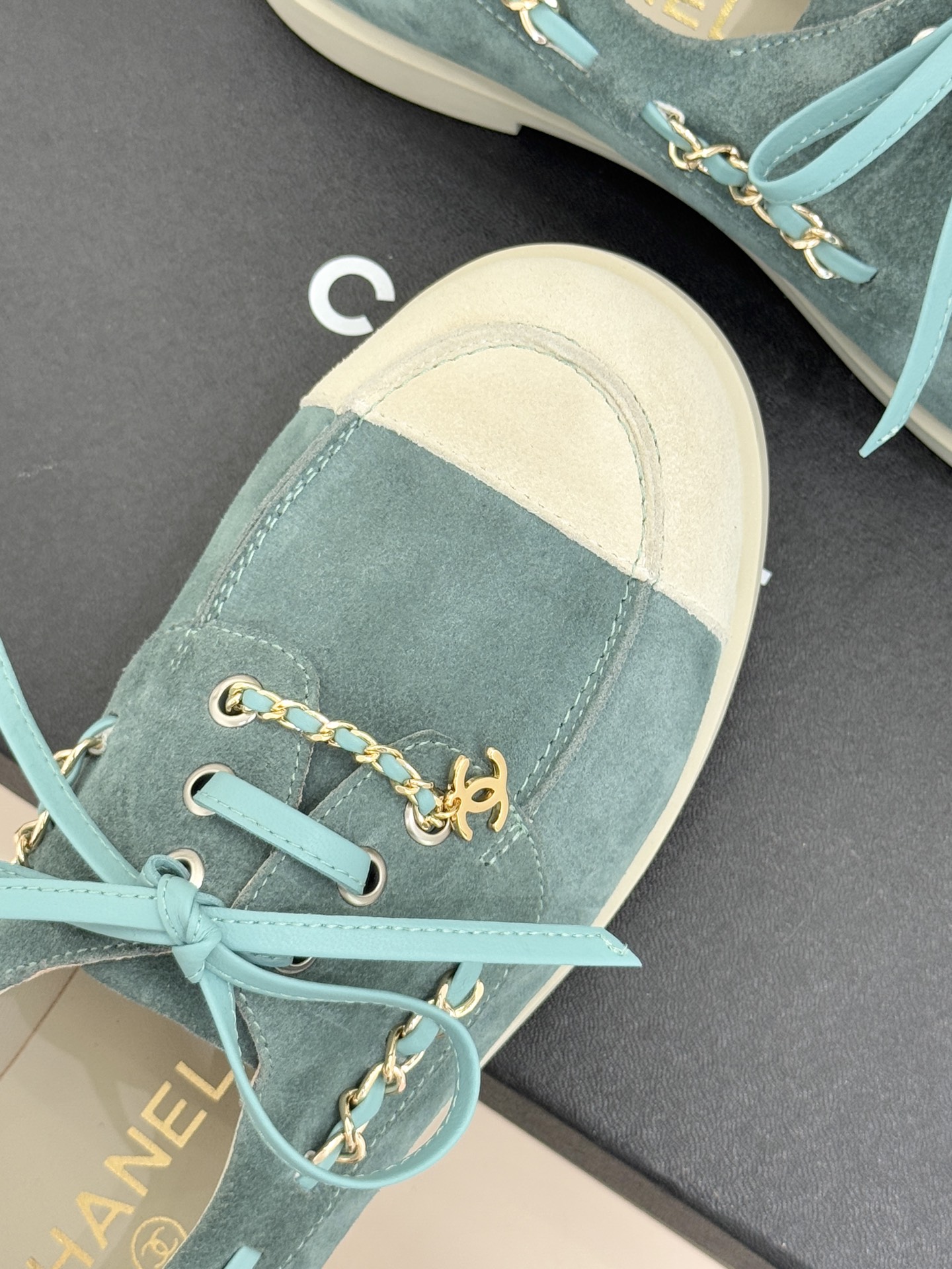 CHANE*｜小香26C拼色双C链条小皮鞋豆豆鞋乐福鞋以新任设计师的先锋巧思 鞋侧金属链条随步履轻晃与标