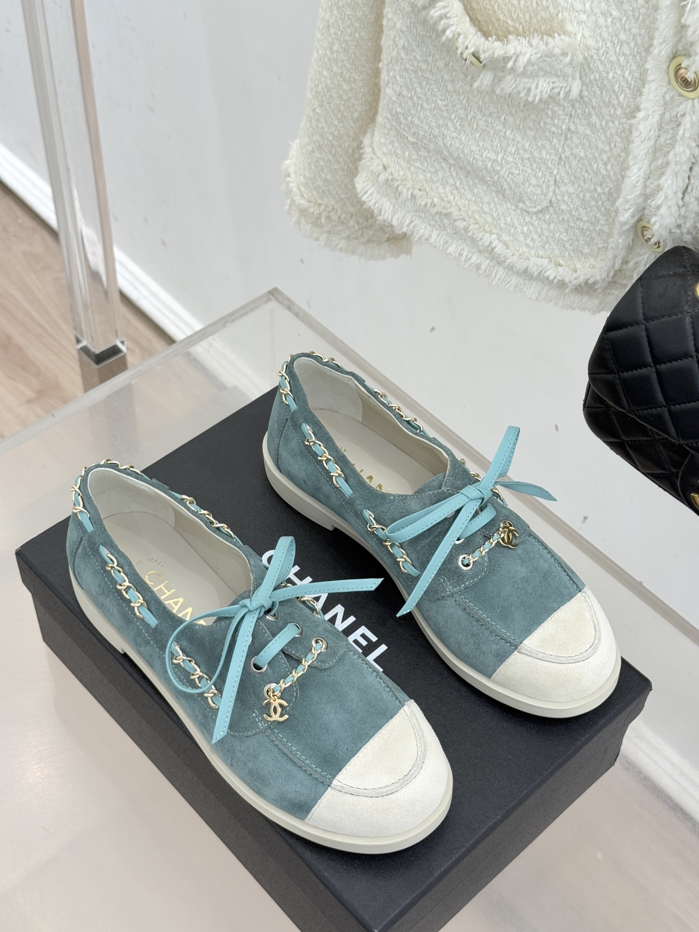 CHANE*｜小香26C拼色双C链条小皮鞋豆豆鞋乐福鞋以新任设计师的先锋巧思 鞋侧金属链条随步履轻晃与标