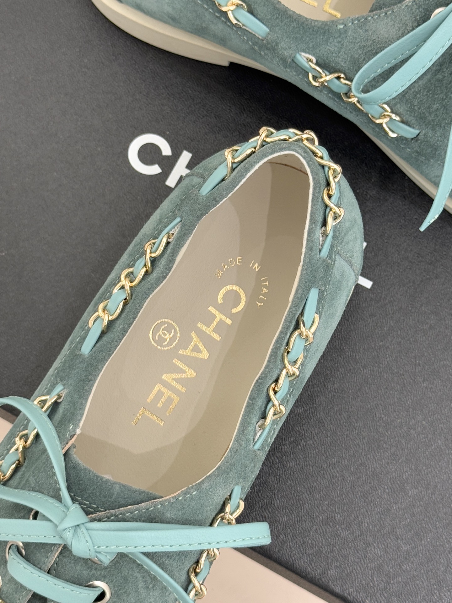 CHANE*｜小香26C拼色双C链条小皮鞋豆豆鞋乐福鞋以新任设计师的先锋巧思 鞋侧金属链条随步履轻晃与标