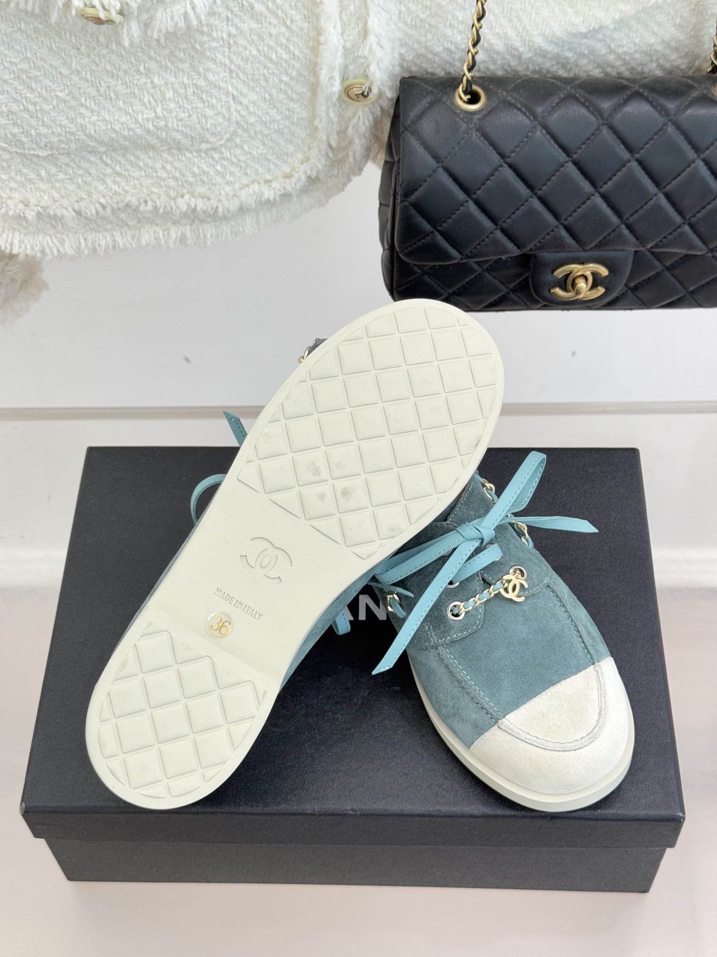 CHANE*｜小香26C拼色双C链条小皮鞋豆豆鞋乐福鞋以新任设计师的先锋巧思 鞋侧金属链条随步履轻晃与标