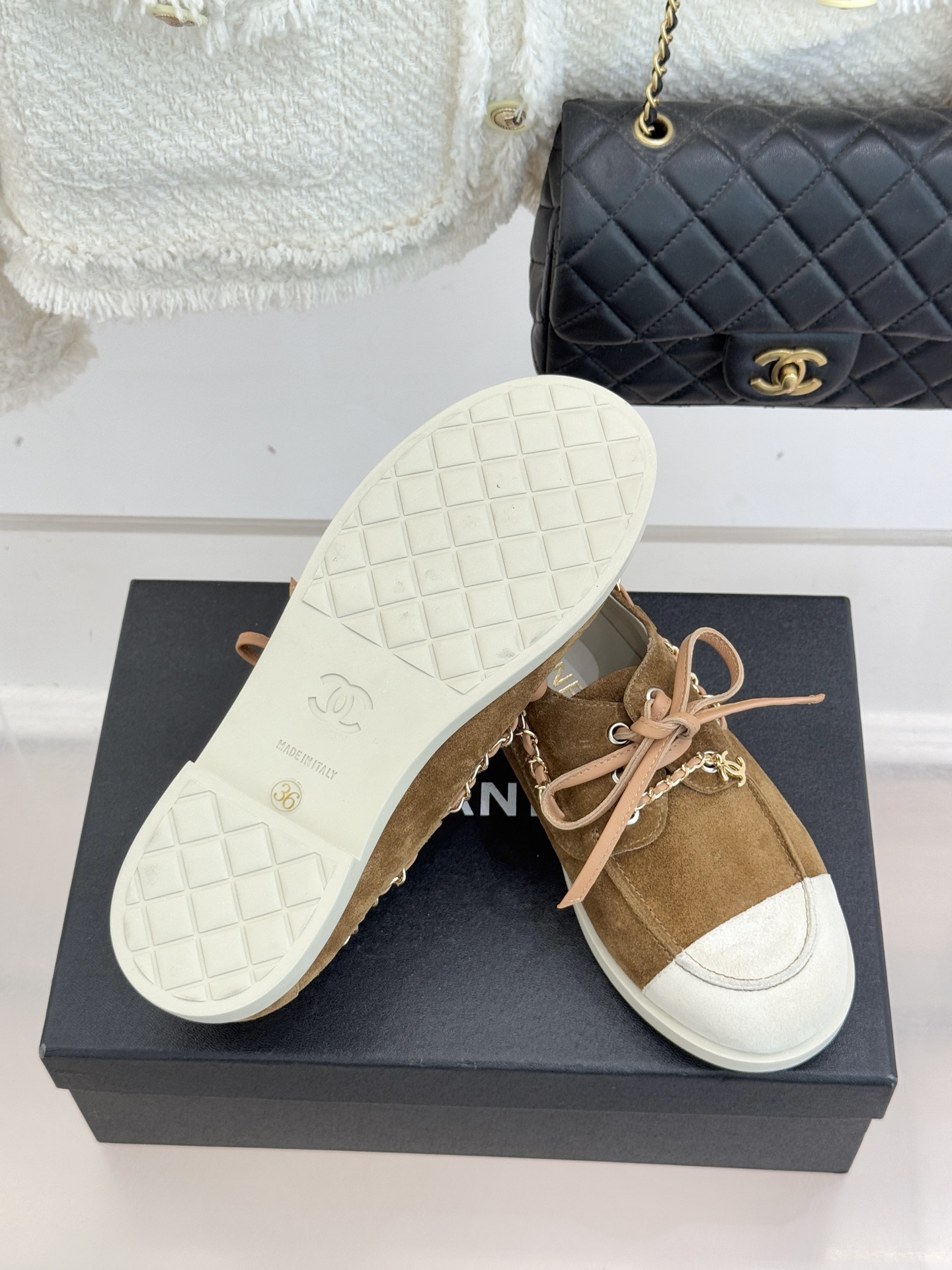 CHANE*｜小香26C拼色双C链条小皮鞋豆豆鞋乐福鞋以新任设计师的先锋巧思 鞋侧金属链条随步履轻晃与标