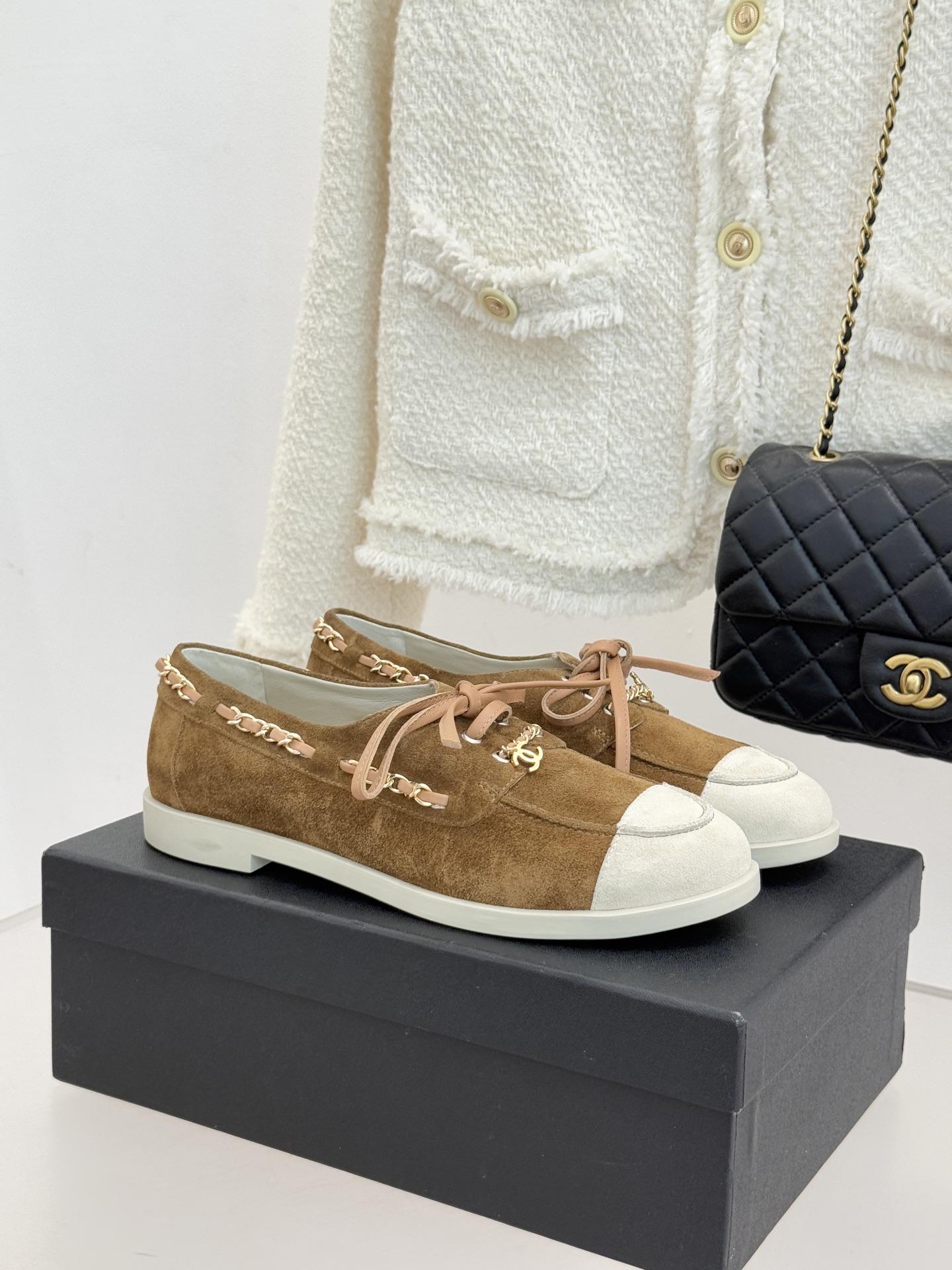 CHANE*｜小香26C拼色双C链条小皮鞋豆豆鞋乐福鞋以新任设计师的先锋巧思 鞋侧金属链条随步履轻晃与标