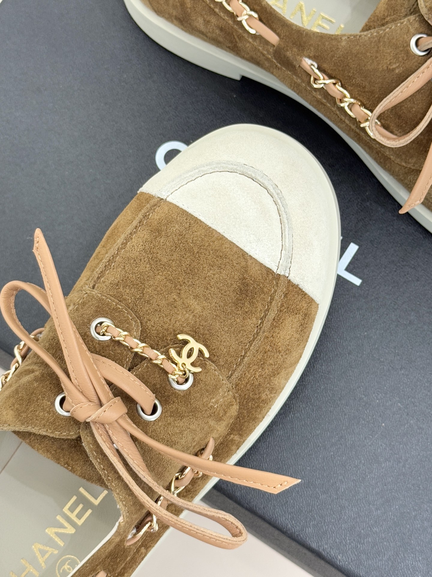 CHANE*｜小香26C拼色双C链条小皮鞋豆豆鞋乐福鞋以新任设计师的先锋巧思 鞋侧金属链条随步履轻晃与标