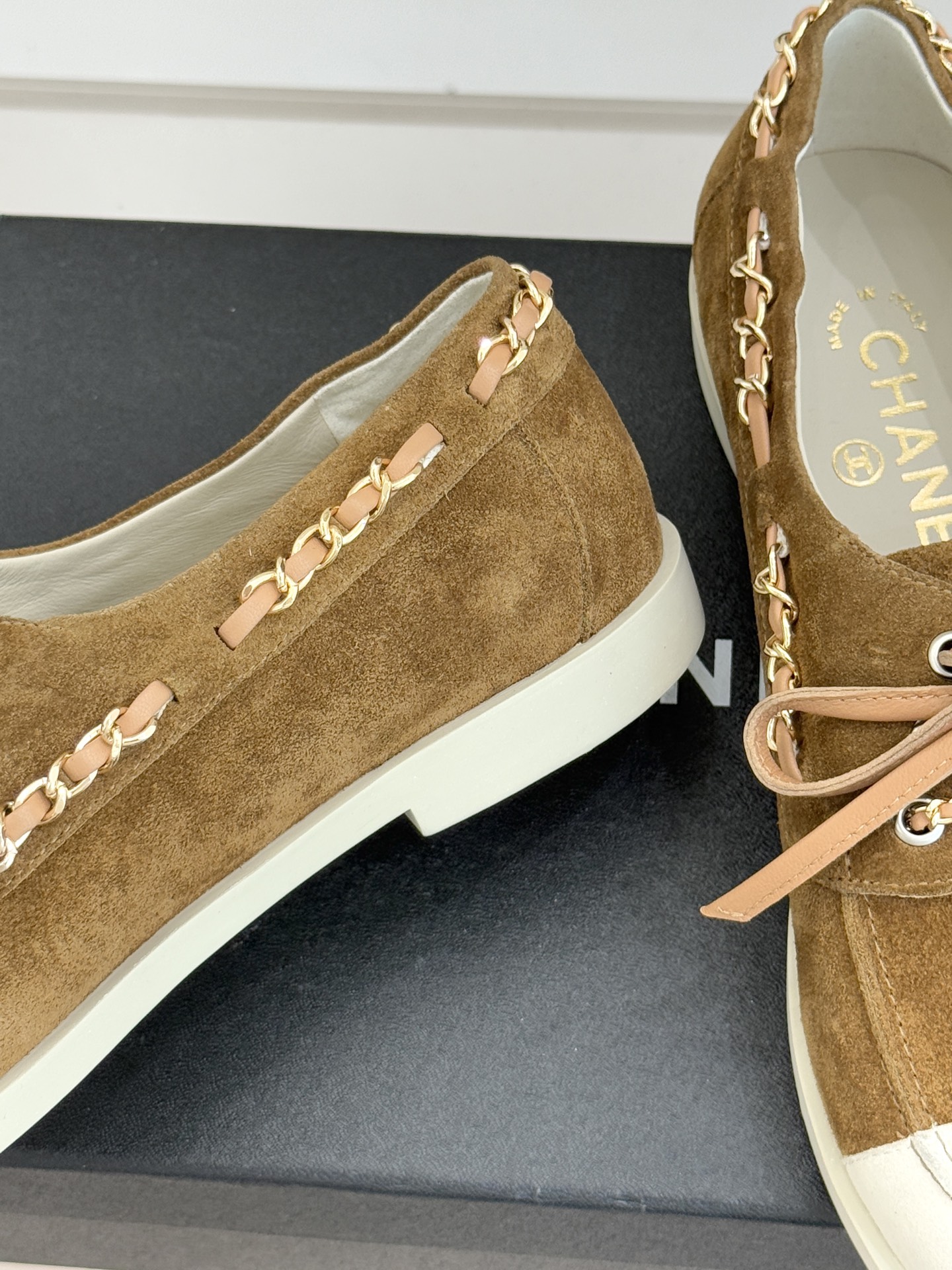 CHANE*｜小香26C拼色双C链条小皮鞋豆豆鞋乐福鞋以新任设计师的先锋巧思 鞋侧金属链条随步履轻晃与标