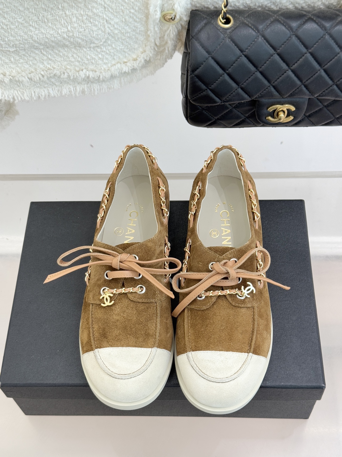 CHANE*｜小香26C拼色双C链条小皮鞋豆豆鞋乐福鞋以新任设计师的先锋巧思 鞋侧金属链条随步履轻晃与标