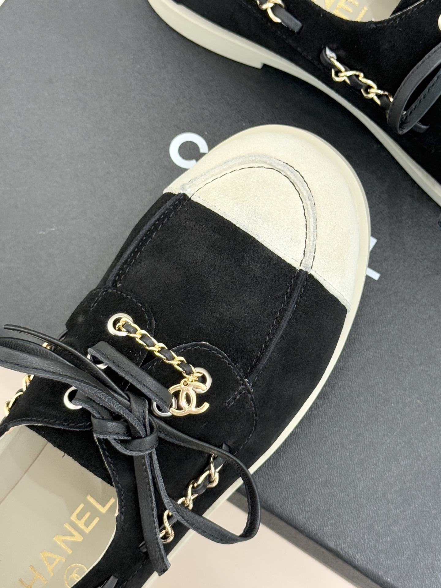 CHANE*｜小香26C拼色双C链条小皮鞋豆豆鞋乐福鞋以新任设计师的先锋巧思 鞋侧金属链条随步履轻晃与标