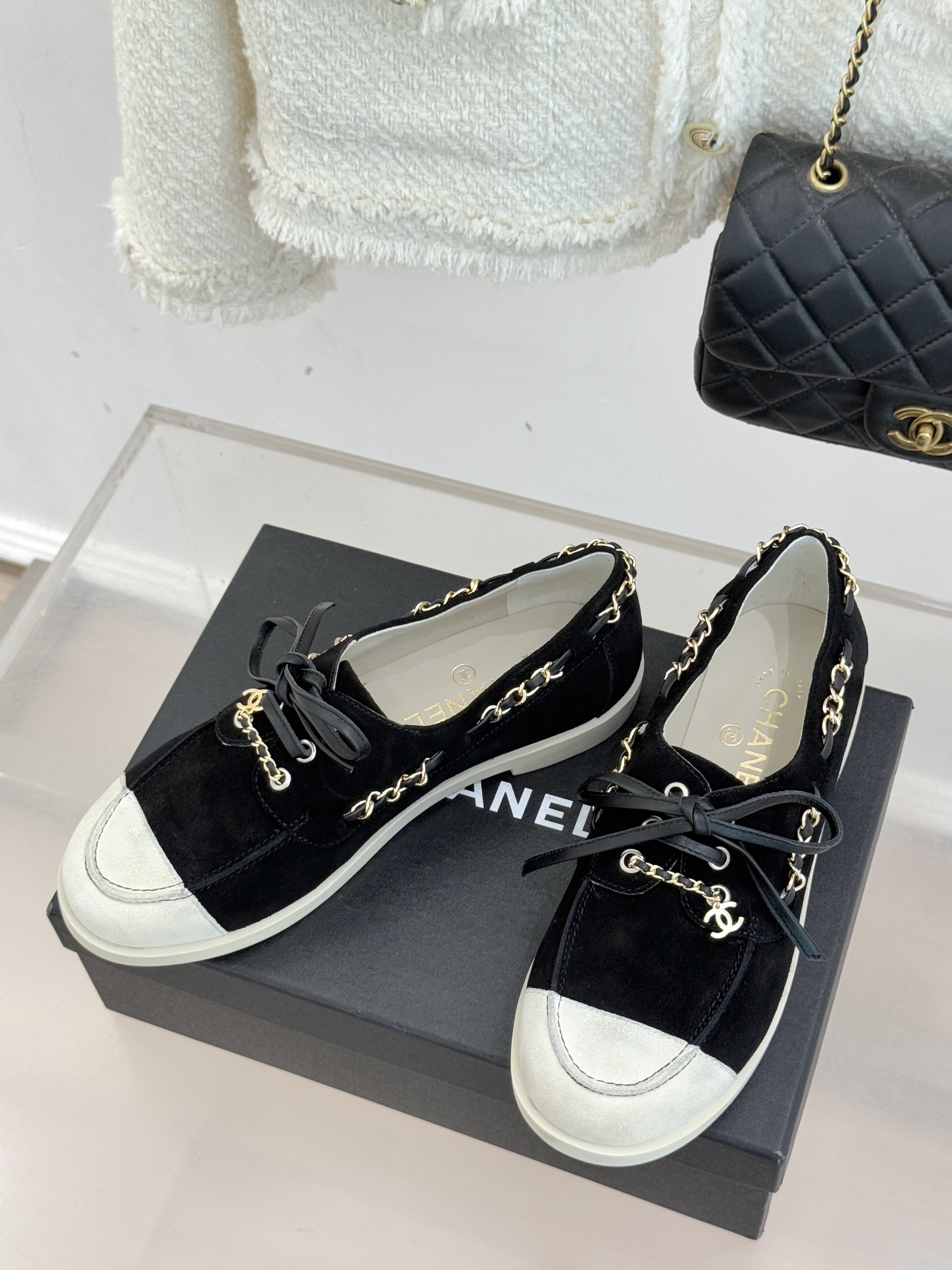 CHANE*｜小香26C拼色双C链条小皮鞋豆豆鞋乐福鞋以新任设计师的先锋巧思 鞋侧金属链条随步履轻晃与标