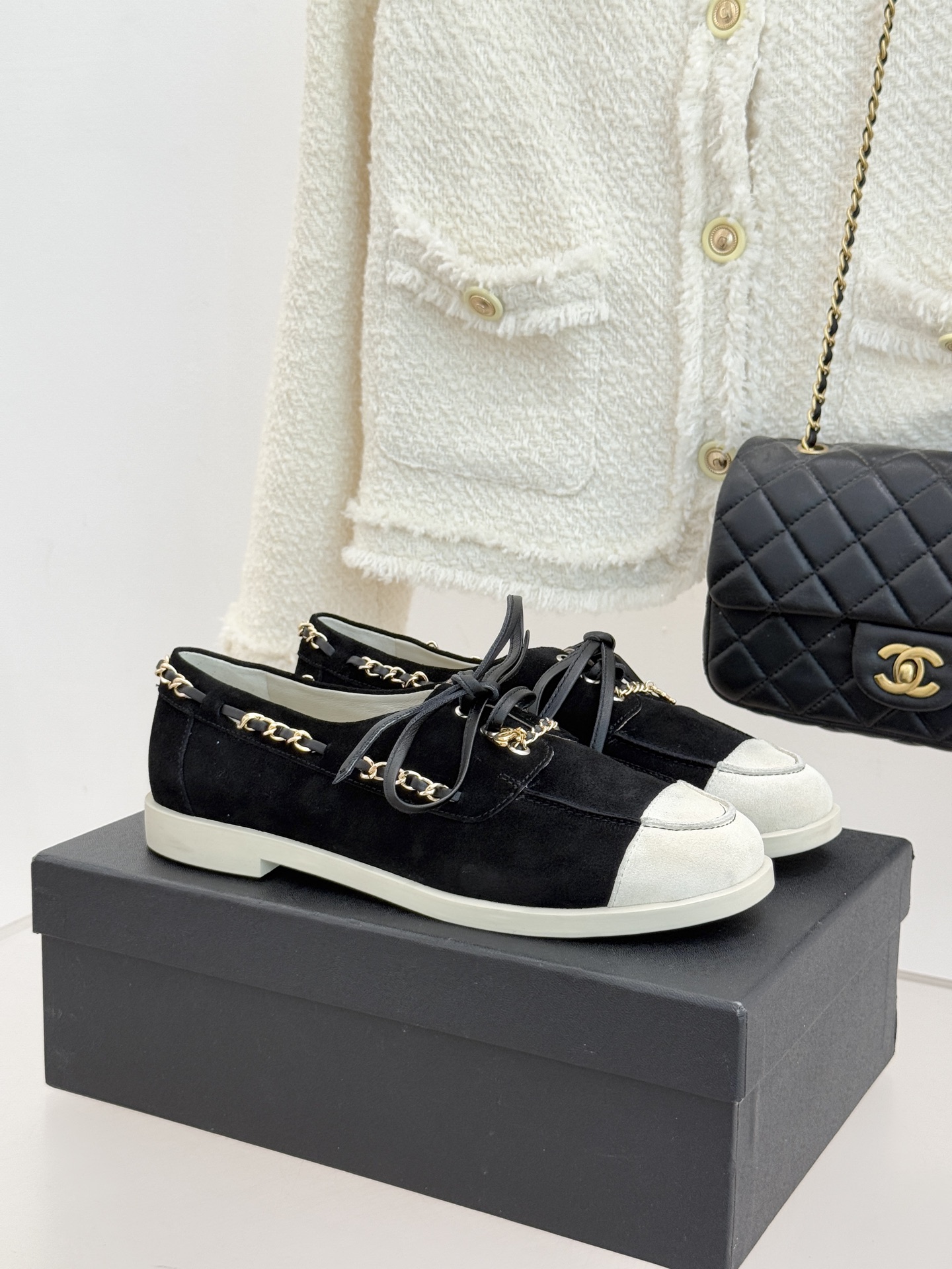 CHANE*｜小香26C拼色双C链条小皮鞋豆豆鞋乐福鞋以新任设计师的先锋巧思 鞋侧金属链条随步履轻晃与标