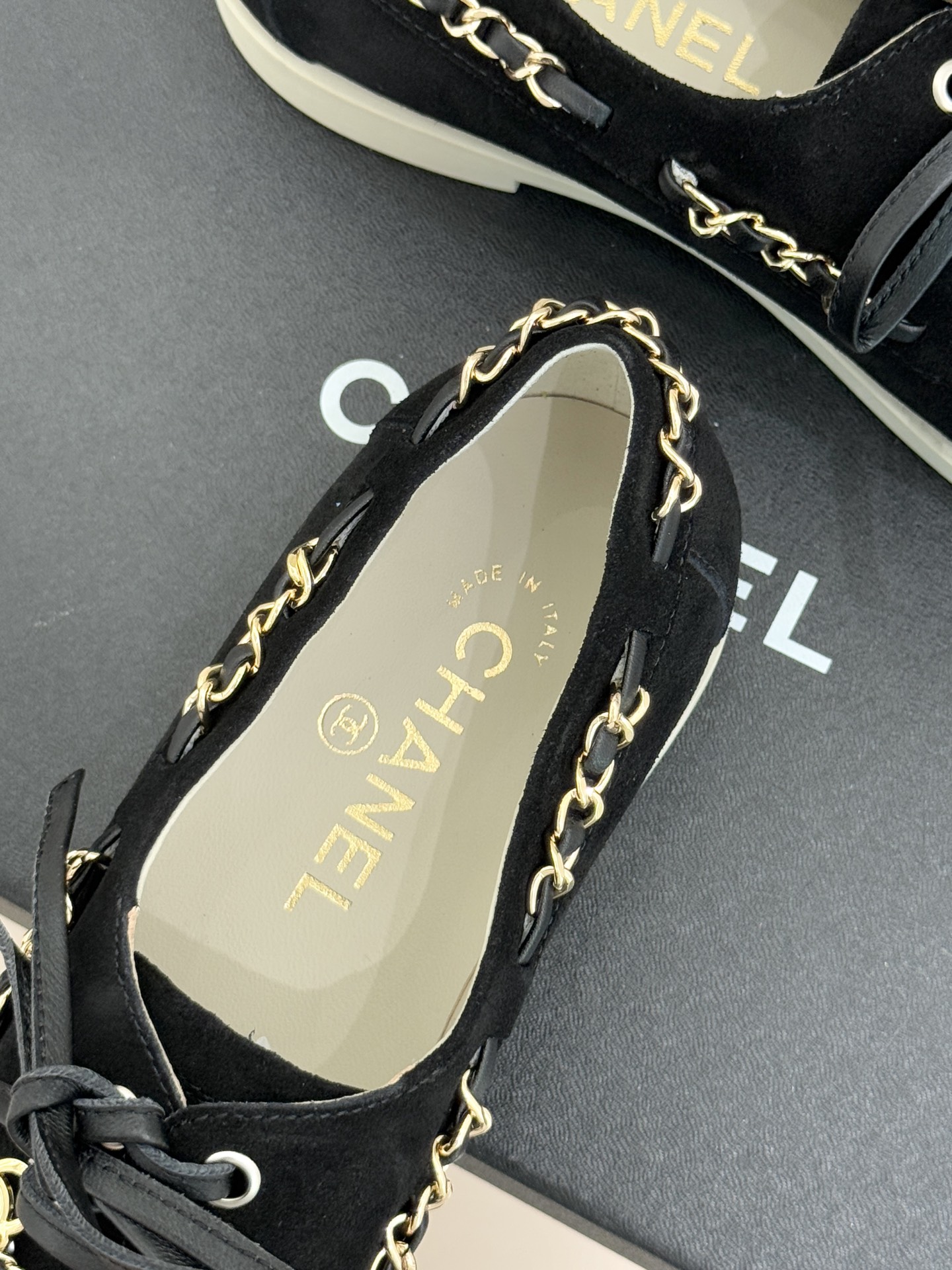 CHANE*｜小香26C拼色双C链条小皮鞋豆豆鞋乐福鞋以新任设计师的先锋巧思 鞋侧金属链条随步履轻晃与标