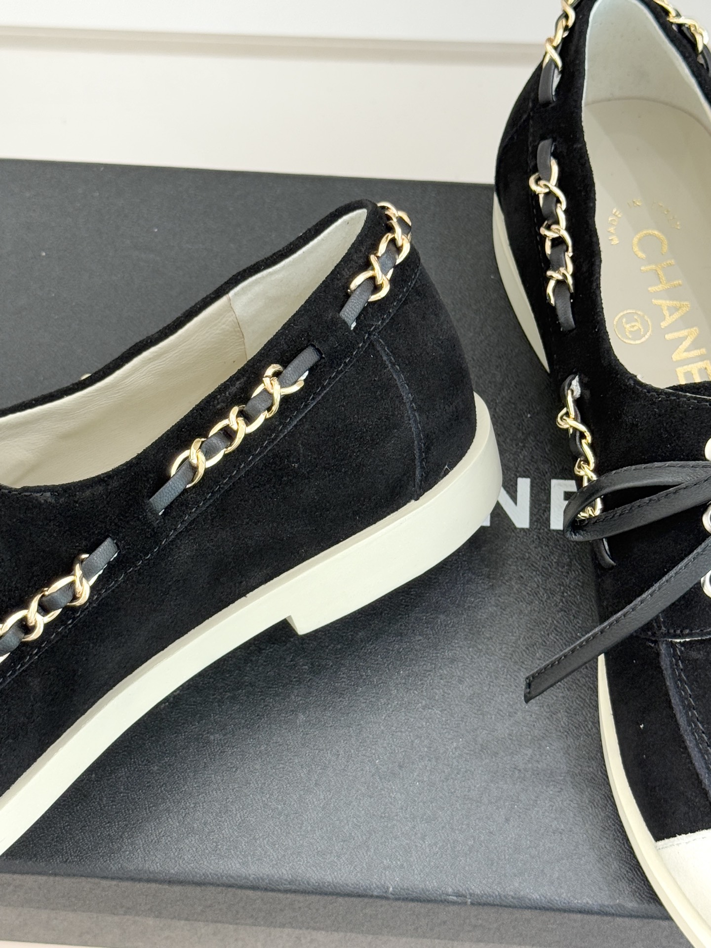 CHANE*｜小香26C拼色双C链条小皮鞋豆豆鞋乐福鞋以新任设计师的先锋巧思 鞋侧金属链条随步履轻晃与标