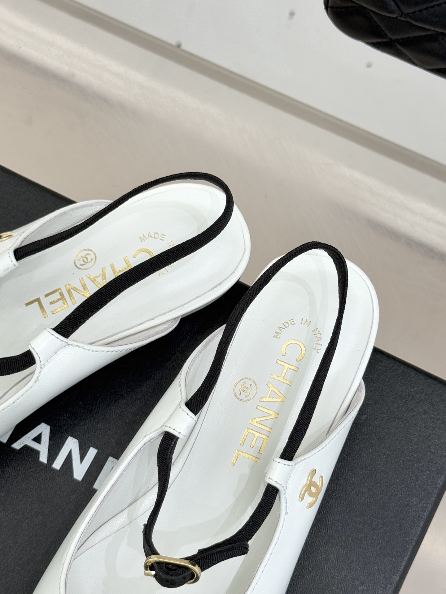 CHANE*｜小香26C拼色双C平底后空凉鞋以Trompe-l’œil视觉艺术重构经典让拼色成为夏日格调