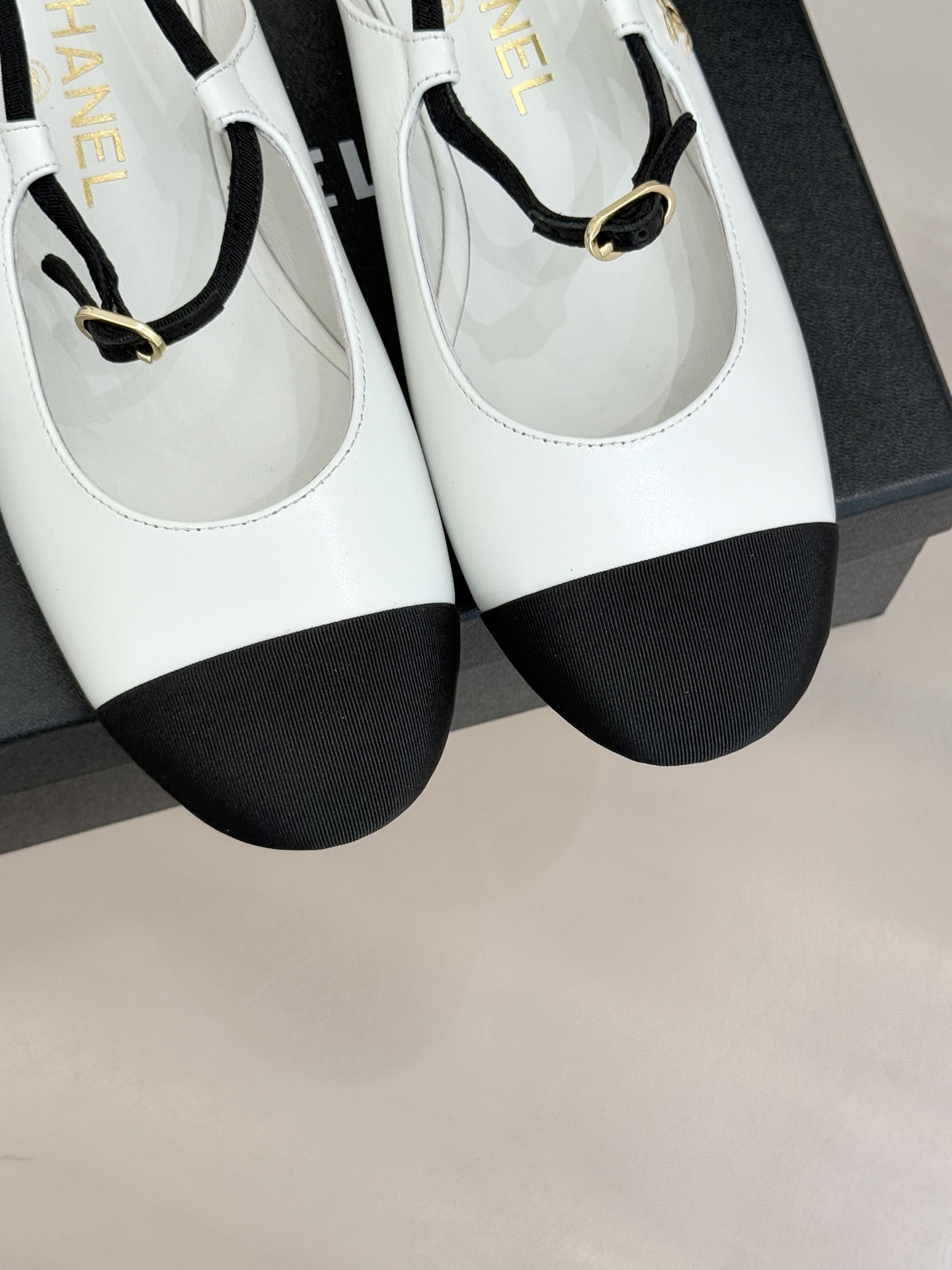 CHANE*｜小香26C拼色双C平底后空凉鞋以Trompe-l’œil视觉艺术重构经典让拼色成为夏日格调