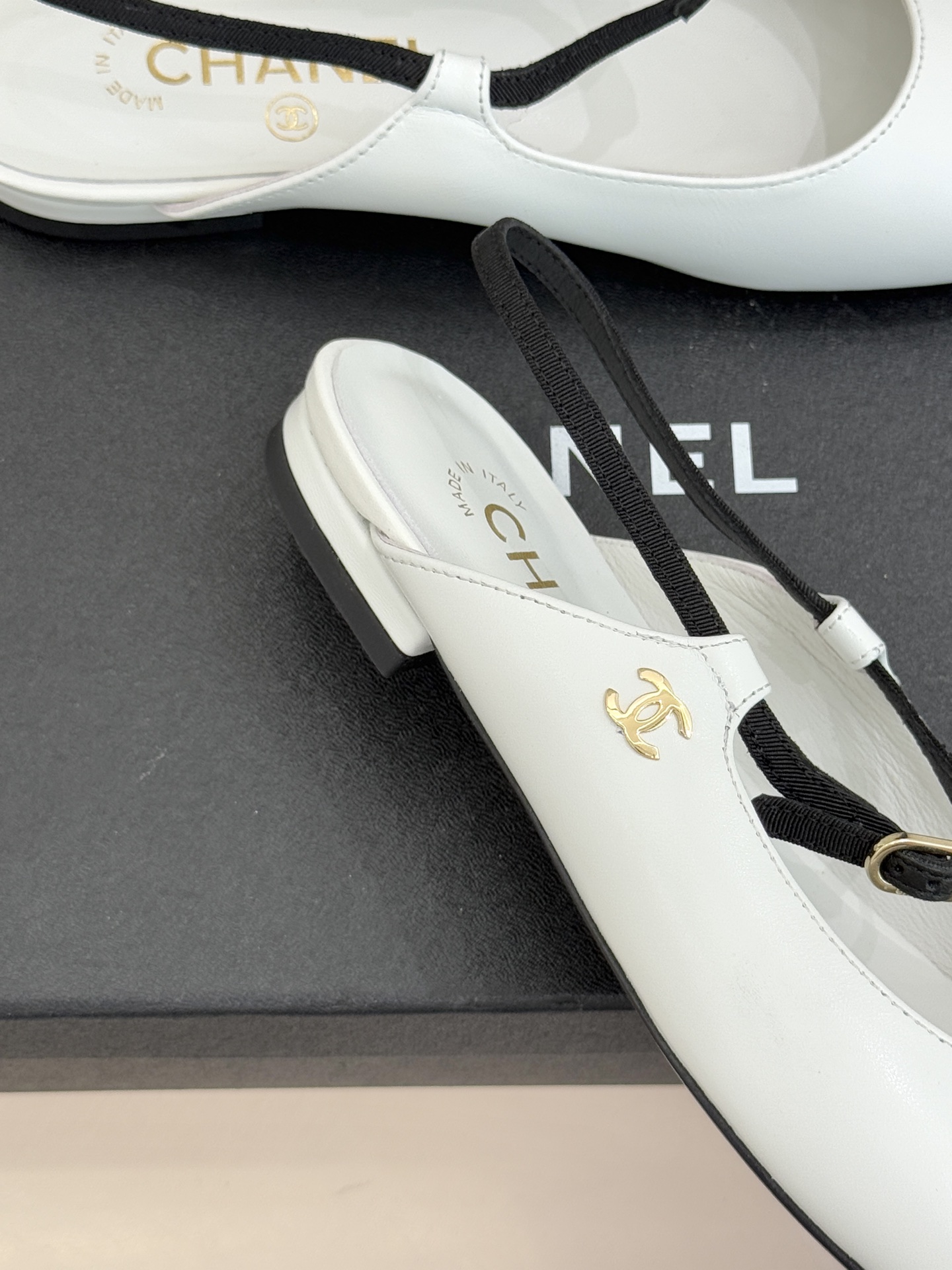 CHANE*｜小香26C拼色双C平底后空凉鞋以Trompe-l’œil视觉艺术重构经典让拼色成为夏日格调