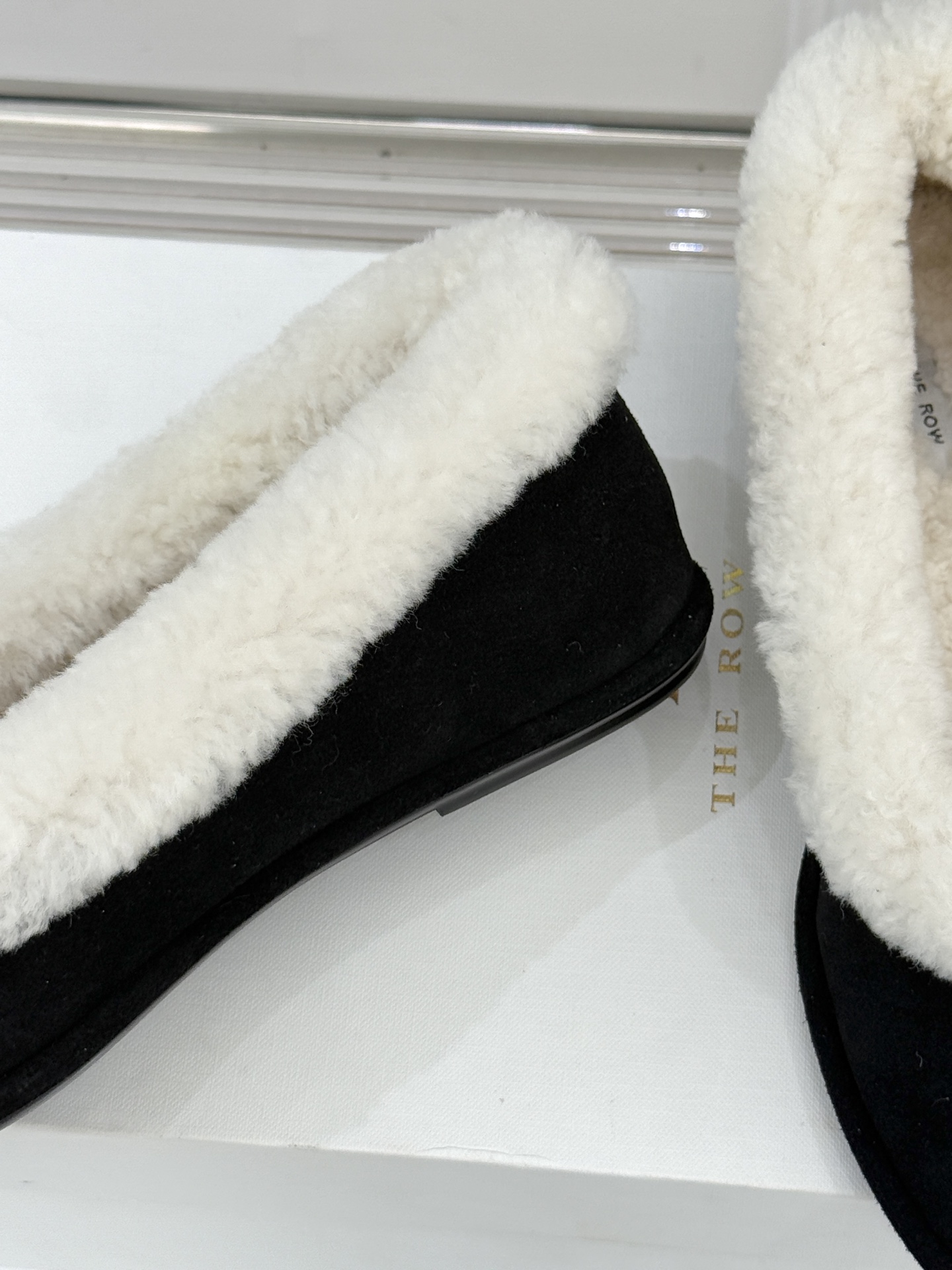 The Row 25WF新品复古毛毛鞋这双毛毛鞋以品牌标志性极简美学注解秋冬“宅家精致主义”。甄选柔密羊