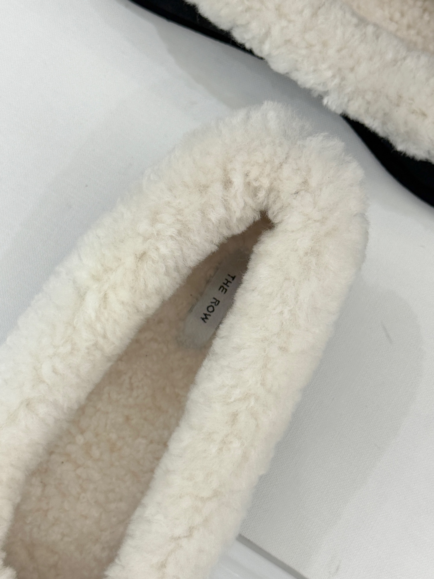 The Row 25WF新品复古毛毛鞋这双毛毛鞋以品牌标志性极简美学注解秋冬“宅家精致主义”。甄选柔密羊