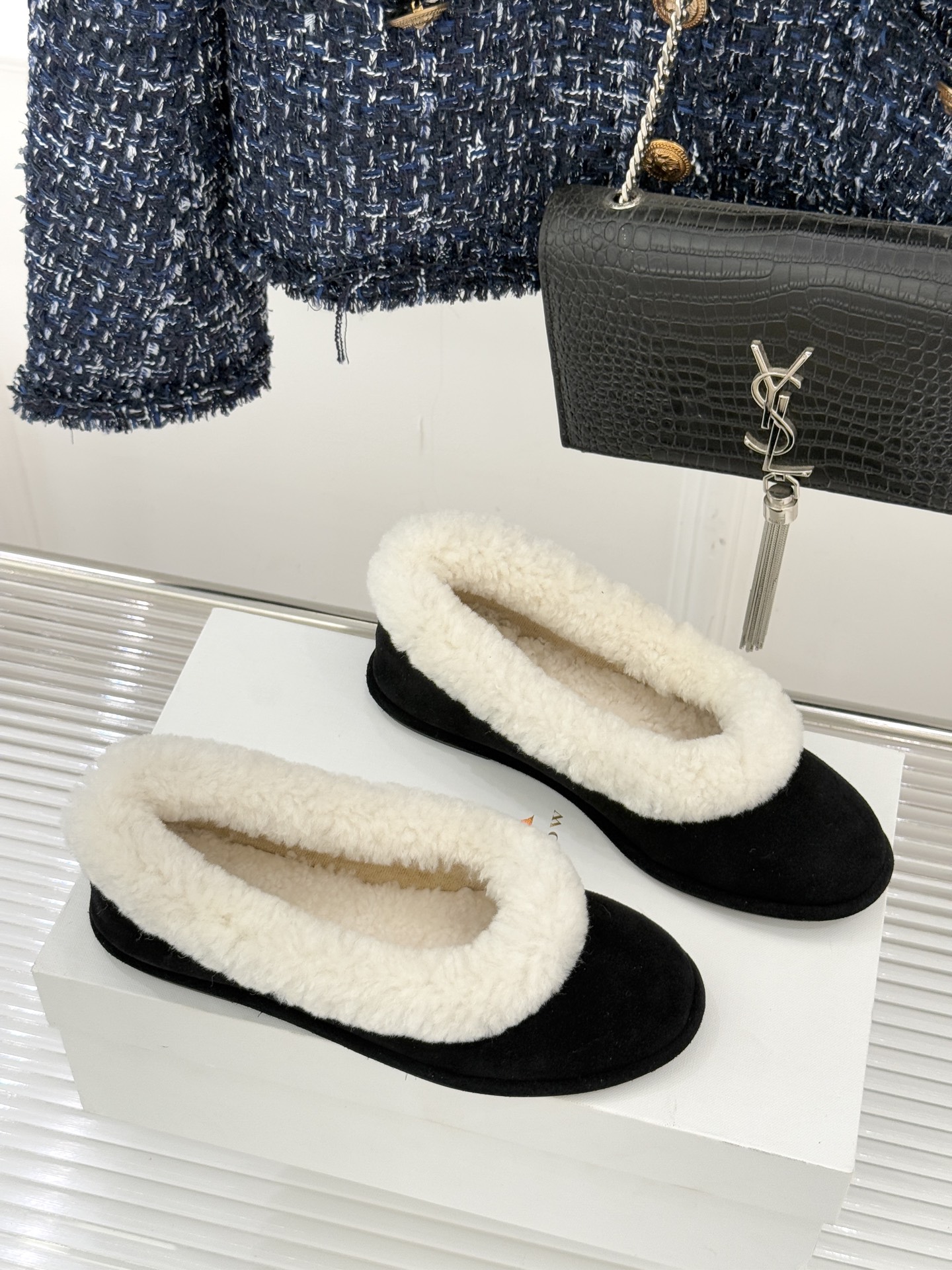 The Row 25WF新品复古毛毛鞋这双毛毛鞋以品牌标志性极简美学注解秋冬“宅家精致主义”。甄选柔密羊