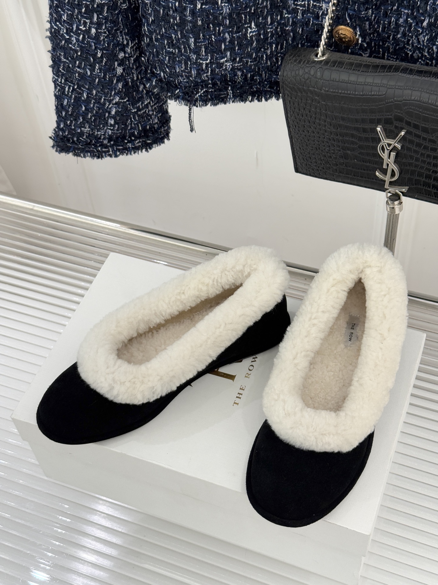 The Row 25WF新品复古毛毛鞋这双毛毛鞋以品牌标志性极简美学注解秋冬“宅家精致主义”。甄选柔密羊