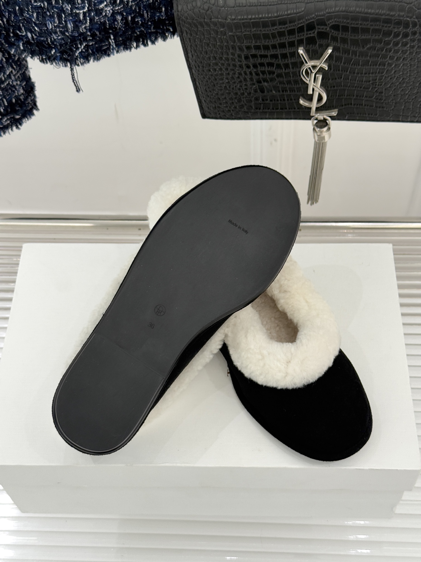 The Row 25WF新品复古毛毛鞋这双毛毛鞋以品牌标志性极简美学注解秋冬“宅家精致主义”。甄选柔密羊