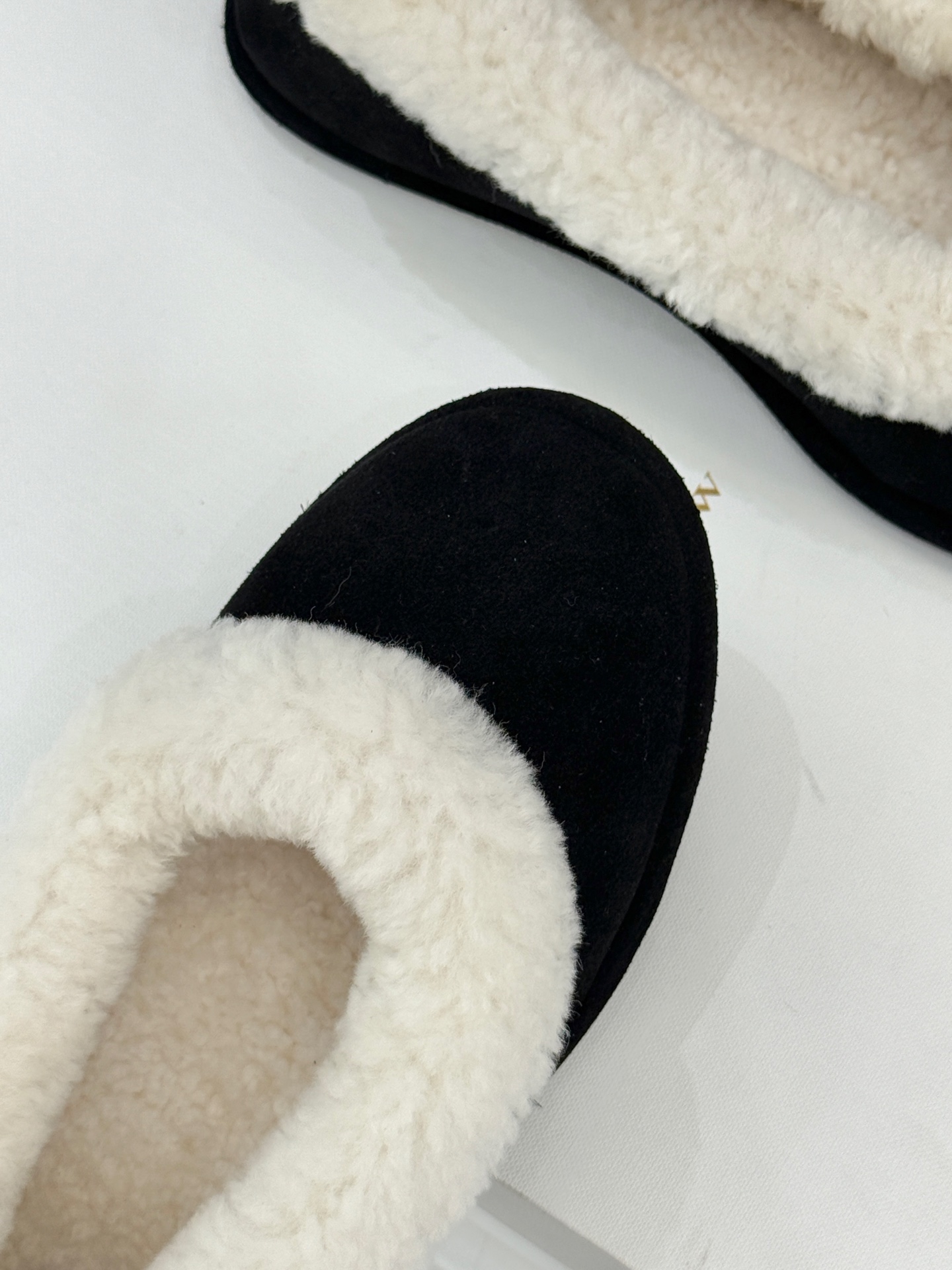 The Row 25WF新品复古毛毛鞋这双毛毛鞋以品牌标志性极简美学注解秋冬“宅家精致主义”。甄选柔密羊