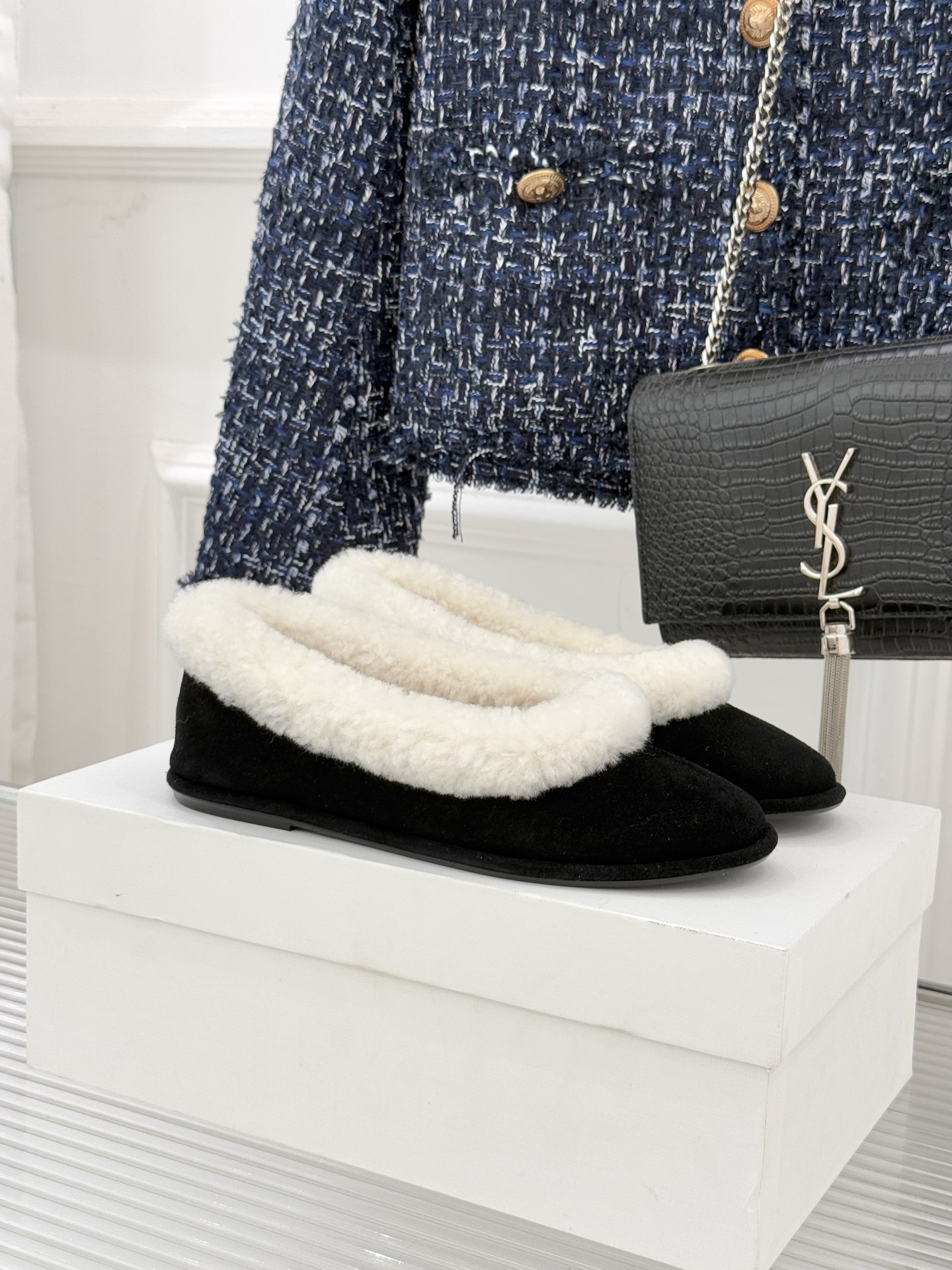 The Row 25WF新品复古毛毛鞋这双毛毛鞋以品牌标志性极简美学注解秋冬“宅家精致主义”。甄选柔密羊