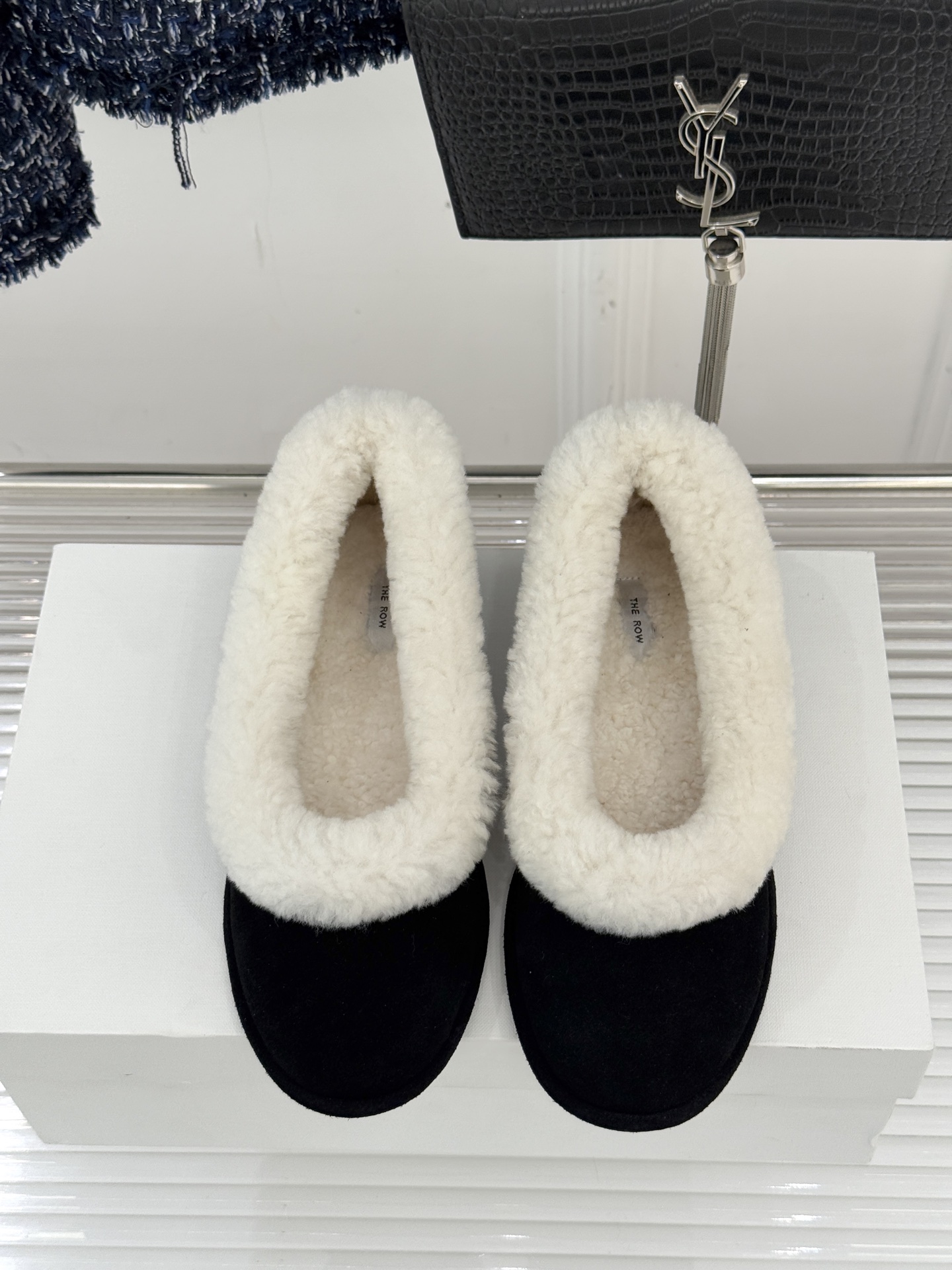 The Row 25WF新品复古毛毛鞋这双毛毛鞋以品牌标志性极简美学注解秋冬“宅家精致主义”。甄选柔密羊