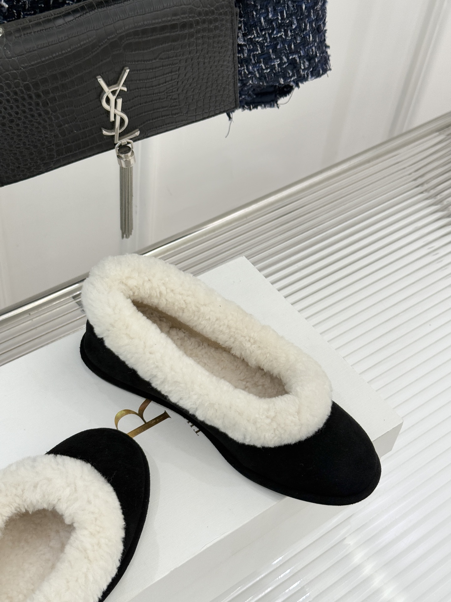 The Row 25WF新品复古毛毛鞋这双毛毛鞋以品牌标志性极简美学注解秋冬“宅家精致主义”。甄选柔密羊