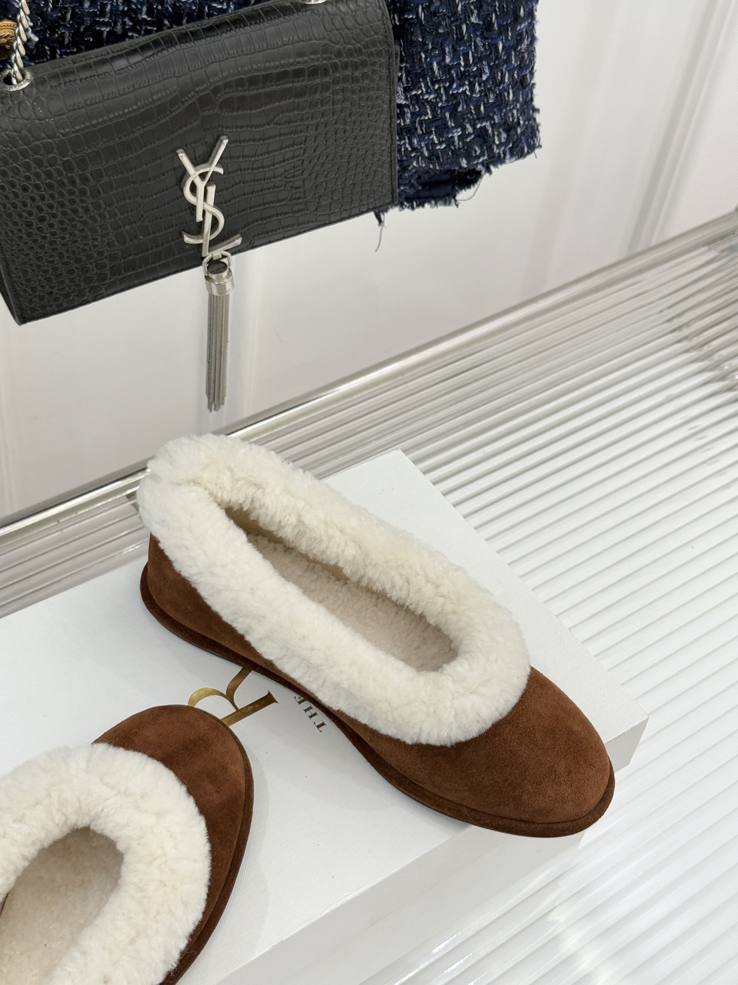 The Row 25WF新品复古毛毛鞋这双毛毛鞋以品牌标志性极简美学注解秋冬“宅家精致主义”。甄选柔密羊