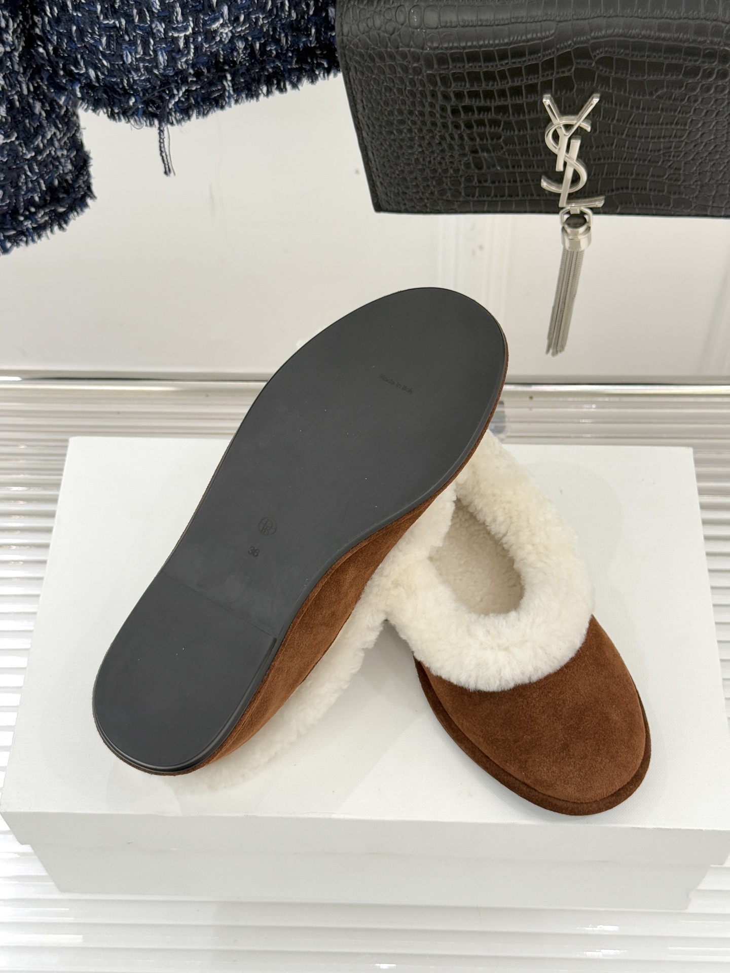 The Row 25WF新品复古毛毛鞋这双毛毛鞋以品牌标志性极简美学注解秋冬“宅家精致主义”。甄选柔密羊