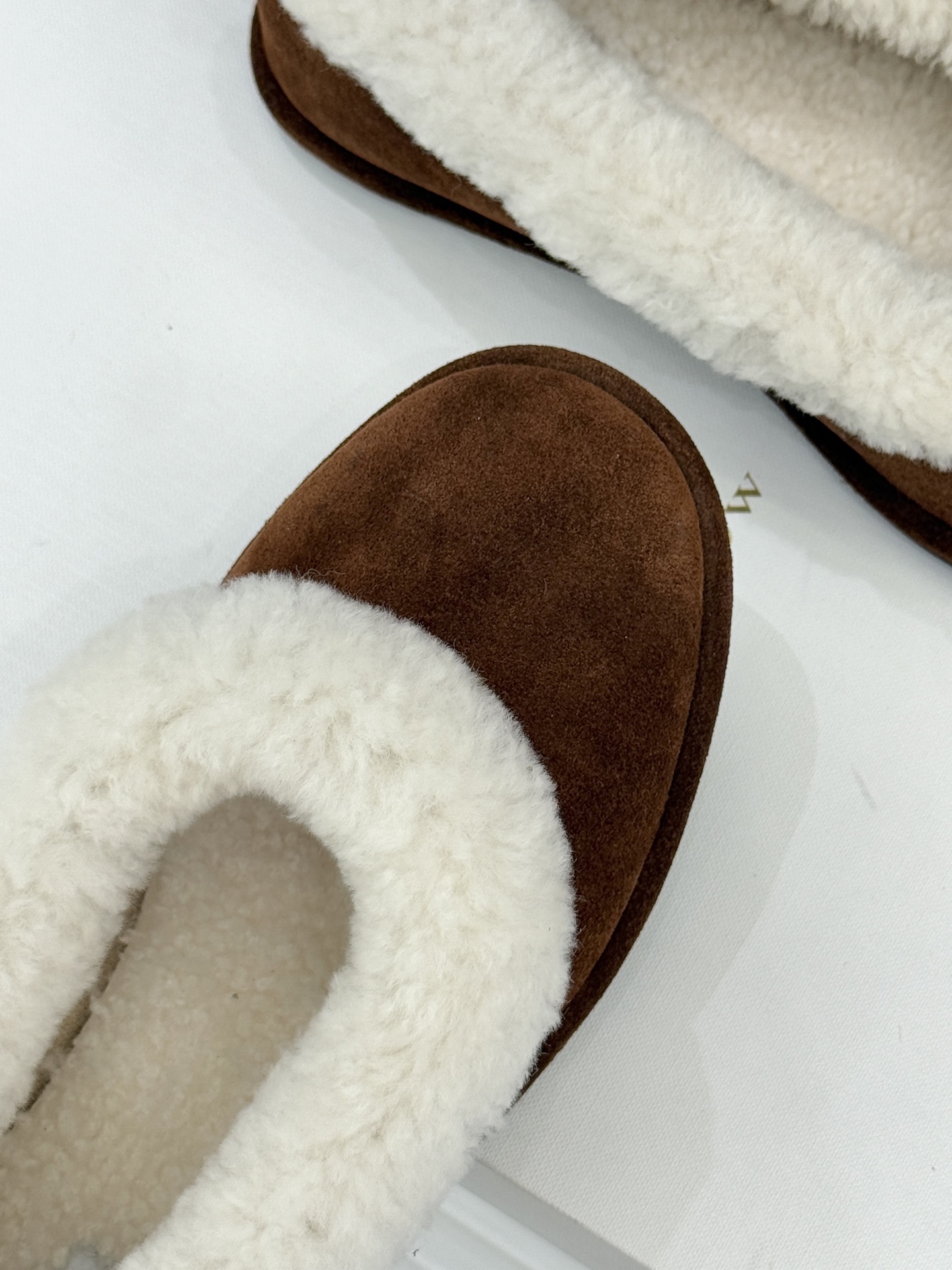 The Row 25WF新品复古毛毛鞋这双毛毛鞋以品牌标志性极简美学注解秋冬“宅家精致主义”。甄选柔密羊