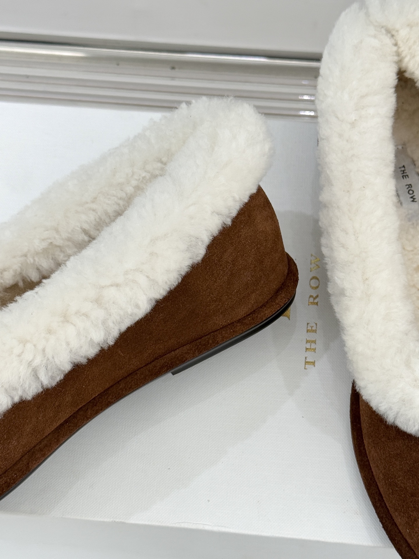 The Row 25WF新品复古毛毛鞋这双毛毛鞋以品牌标志性极简美学注解秋冬“宅家精致主义”。甄选柔密羊