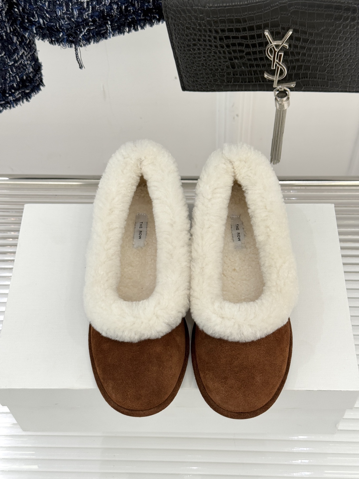 The Row 25WF新品复古毛毛鞋这双毛毛鞋以品牌标志性极简美学注解秋冬“宅家精致主义”。甄选柔密羊