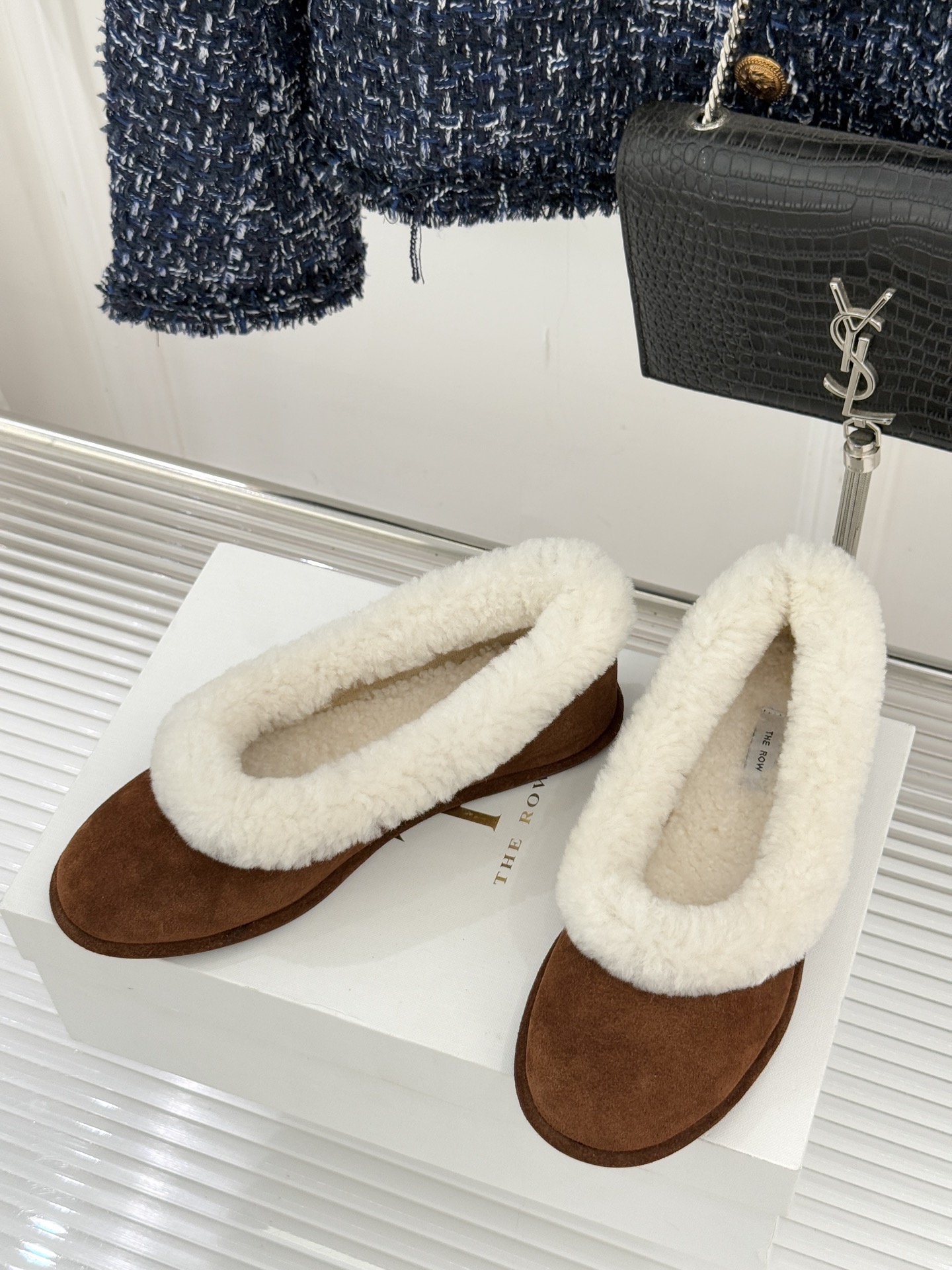 The Row 25WF新品复古毛毛鞋这双毛毛鞋以品牌标志性极简美学注解秋冬“宅家精致主义”。甄选柔密羊